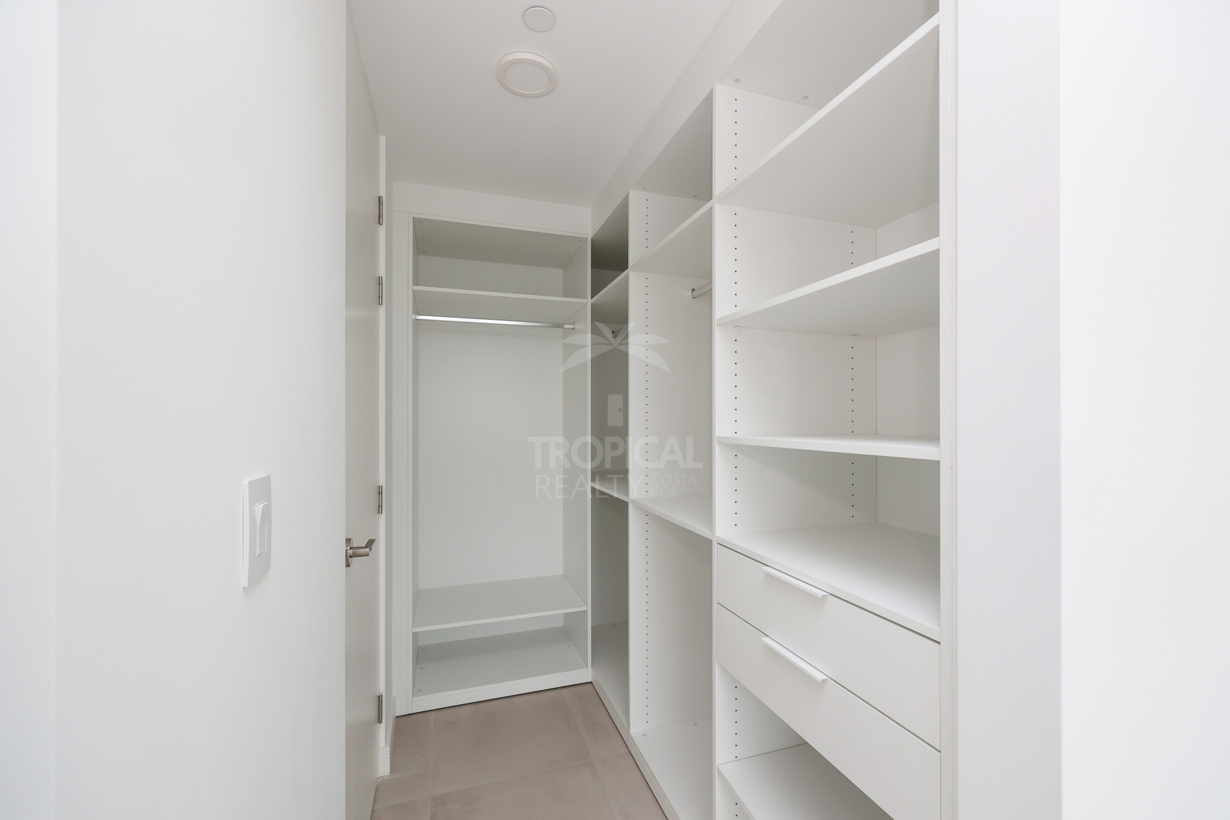 Contemporary City View Apartment – La Sabana, San José