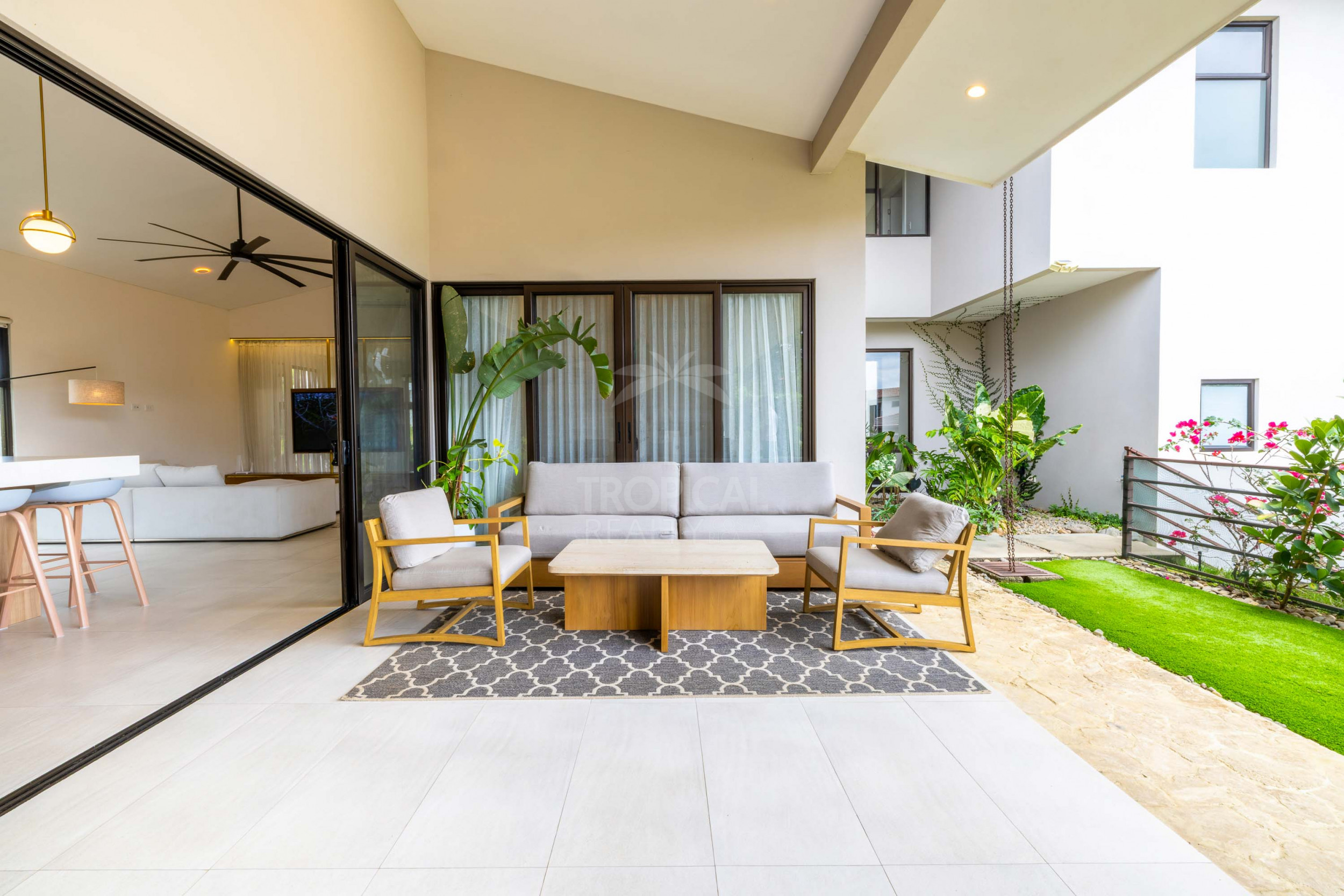 Luxury Residence for Sale in Hacienda Los Reyes – Contemporary Design, Guest Apartment & Exclusive Lifestyle