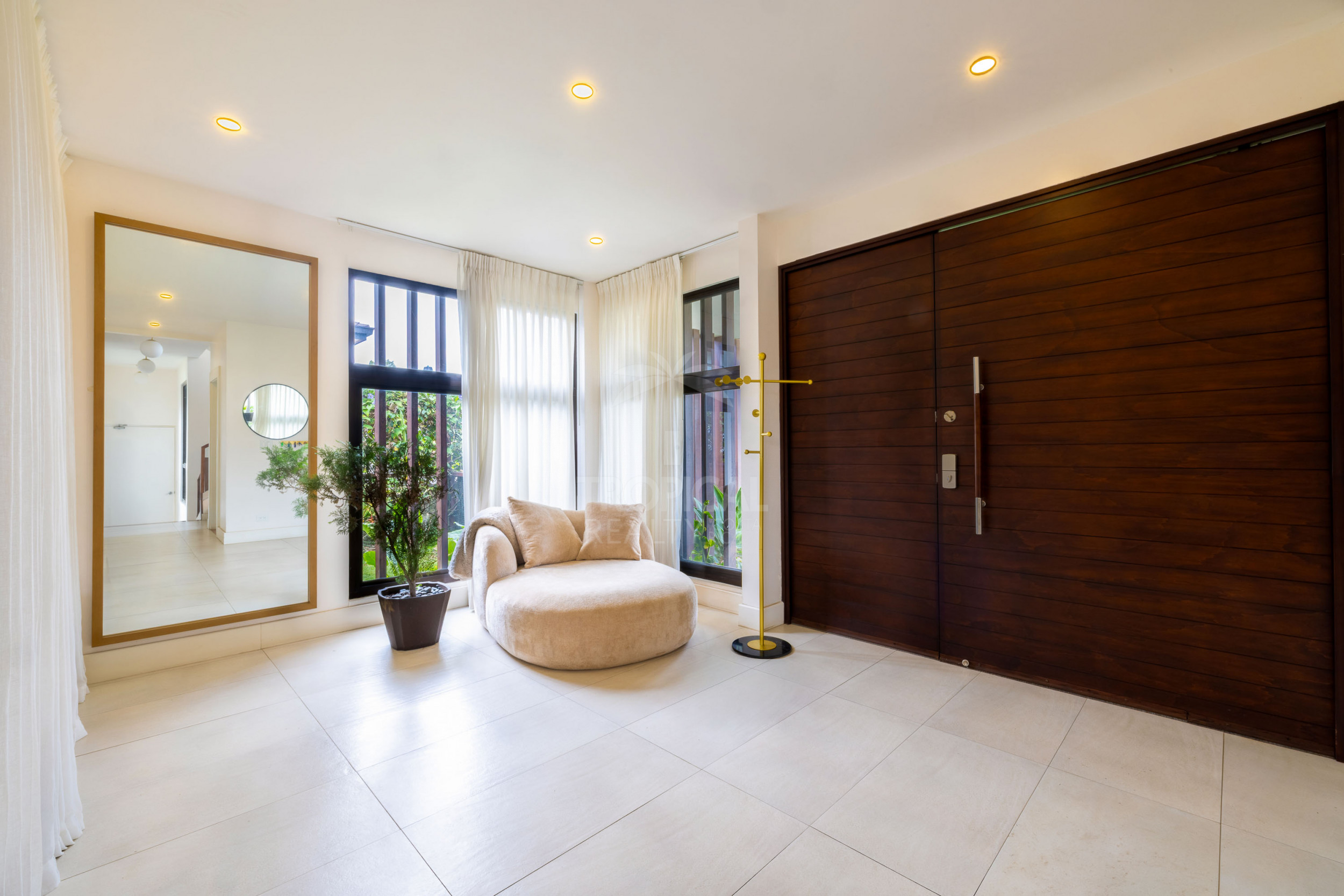 Luxury Residence for Sale in Hacienda Los Reyes – Contemporary Design, Guest Apartment & Exclusive Lifestyle