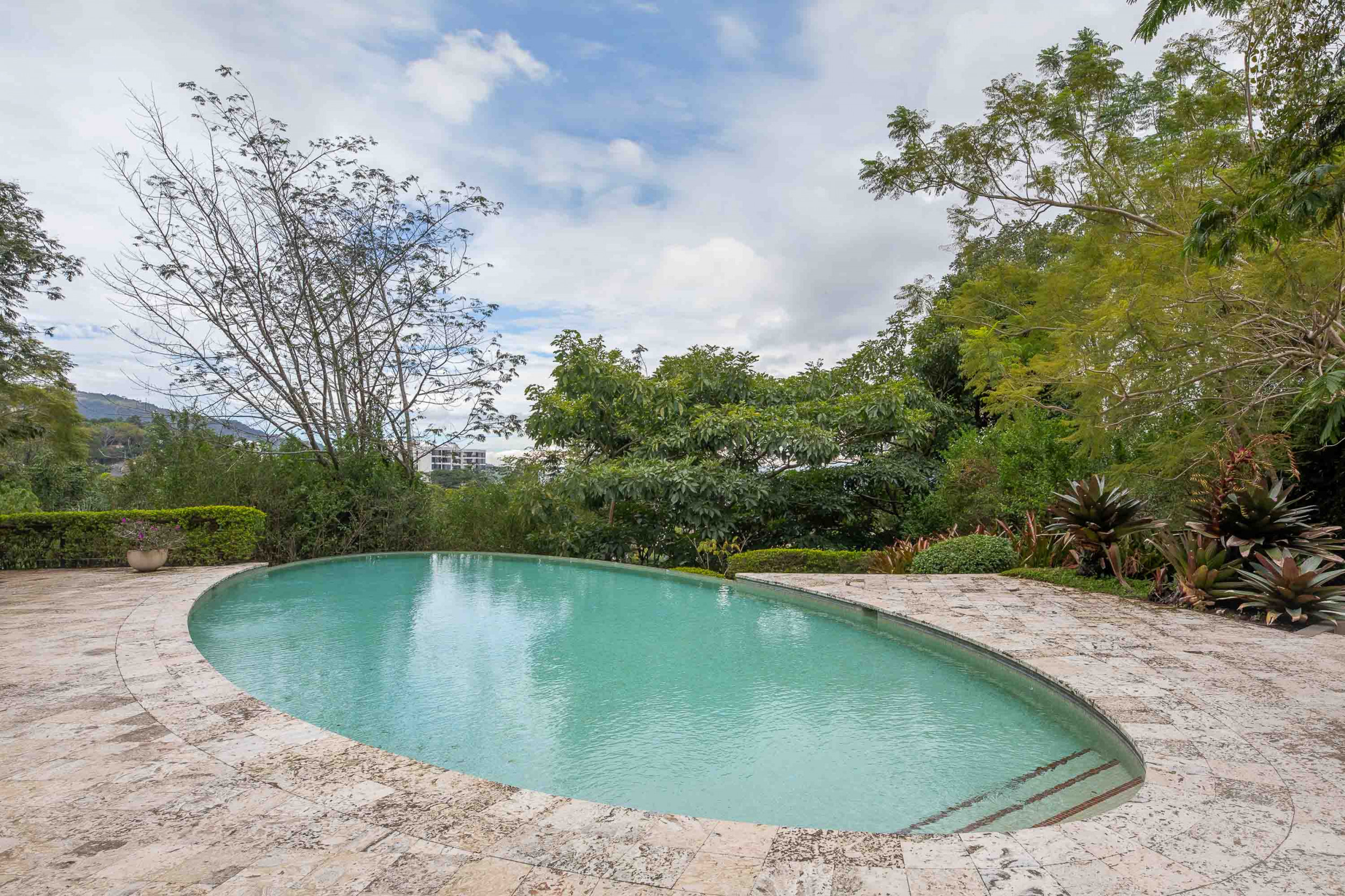 Stunning 1-Bedroom Apartment with Panoramic City Views in Bello Horizonte, Escazu - Luxury Living
