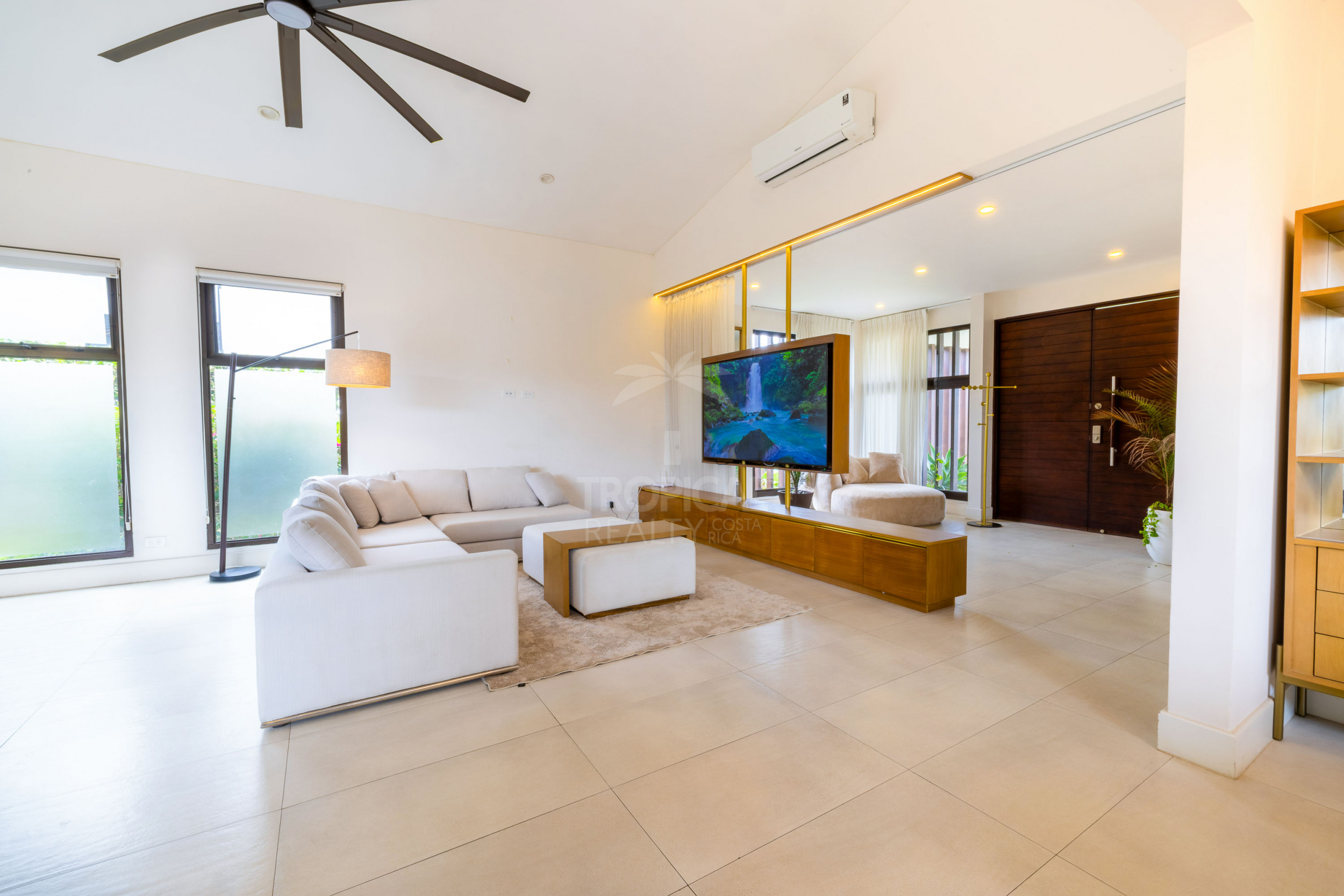 Luxury Residence for Sale in Hacienda Los Reyes – Contemporary Design, Guest Apartment & Exclusive Lifestyle