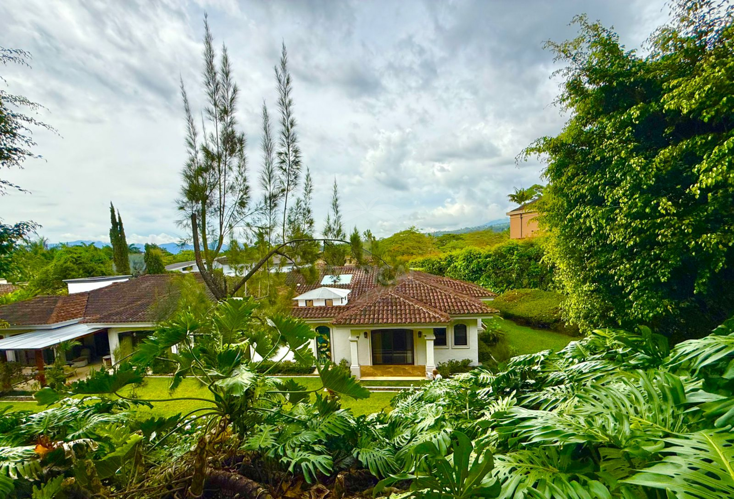 Luxury Single-Story Home in Monterán, Curridabat – 4 Bedrooms, Jacuzzi & 2,800 m² Lot