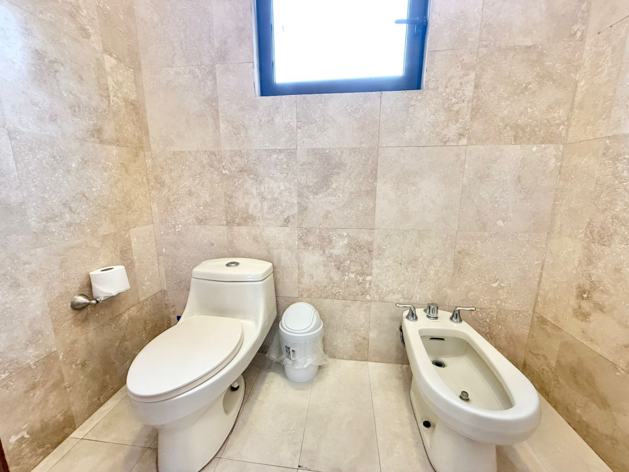 Luxury One-Story Home in Gated Community Near Multiplaza – 4 Bedrooms, Private Pool & 1,400 m² Lot