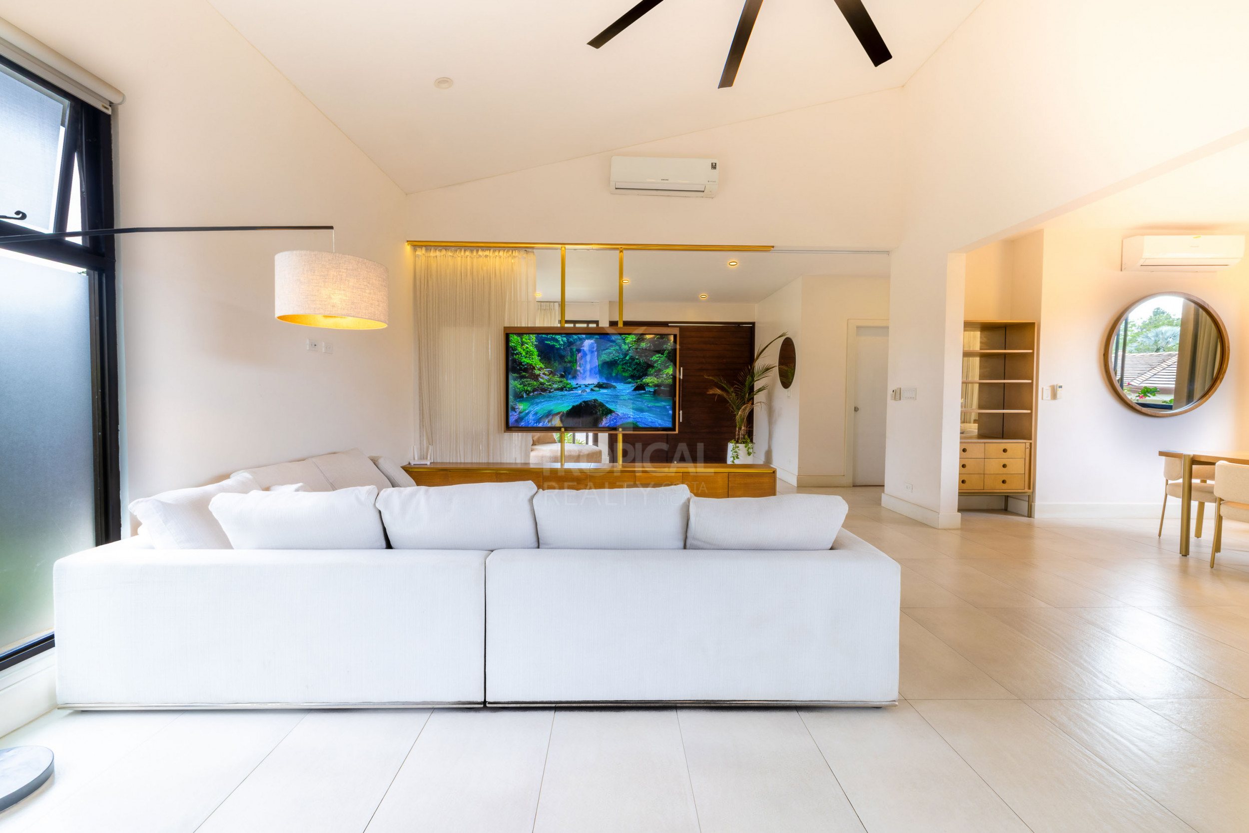 Luxury Residence for Sale in Hacienda Los Reyes – Contemporary Design, Guest Apartment & Exclusive Lifestyle