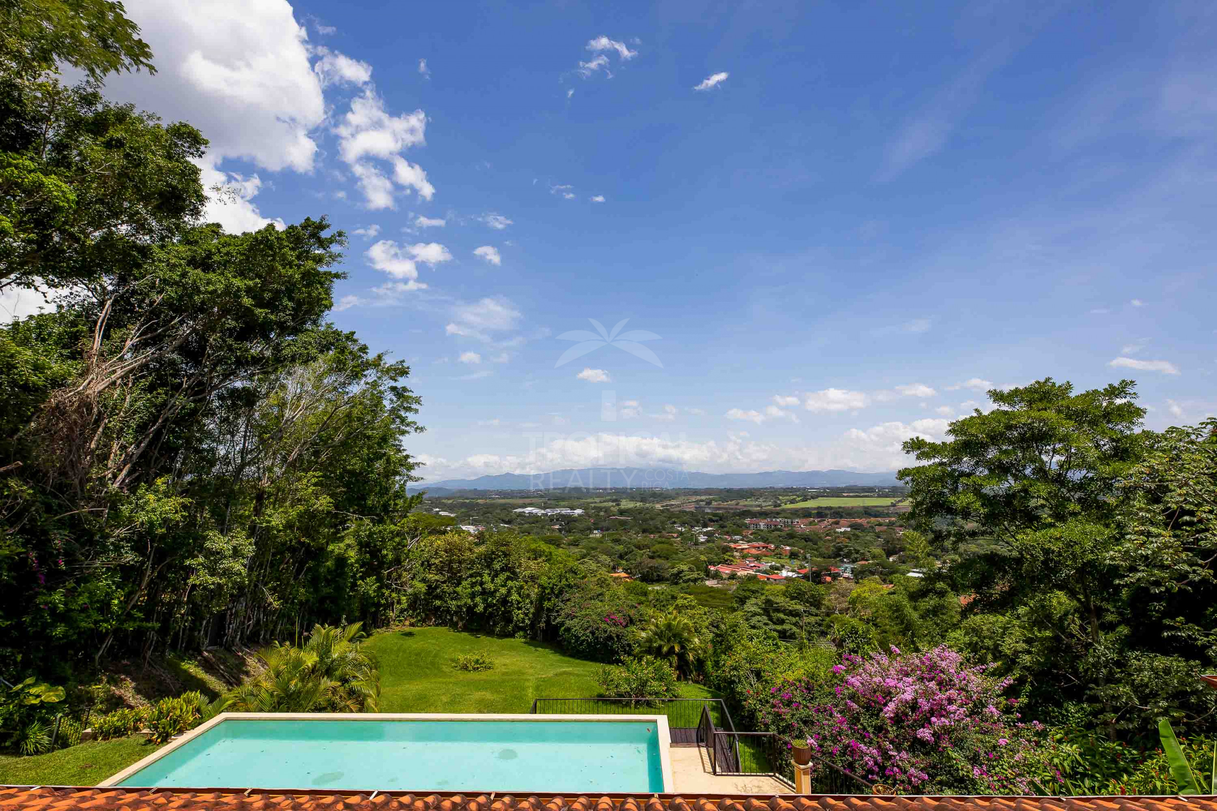 Elegant Italian-Style Villa with Mountain Views – Near Santa Ana, Costa Rica