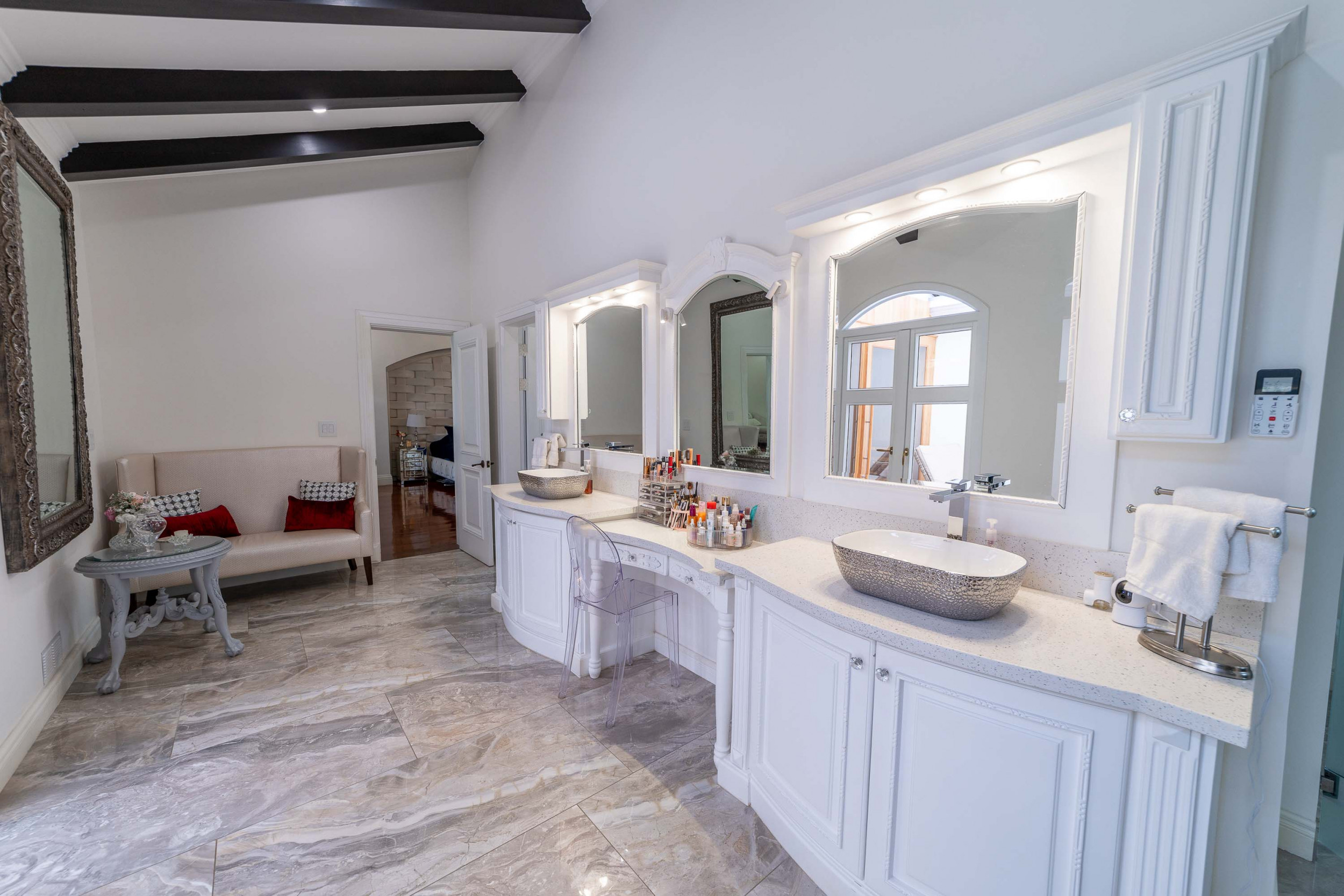 Monteran Luxury Estate: Exquisite 3-Bedroom Residence SOLD