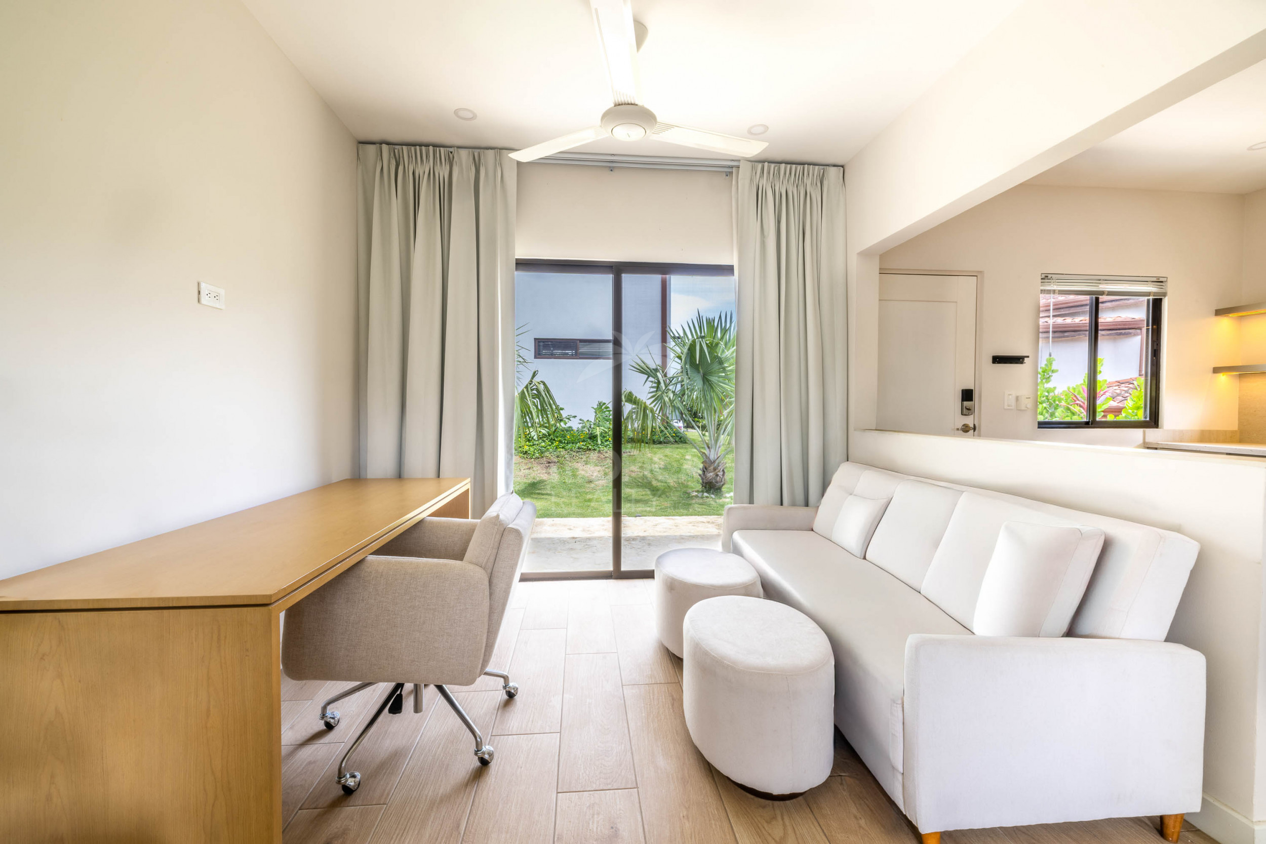 Luxury Residence for Sale in Hacienda Los Reyes – Contemporary Design, Guest Apartment & Exclusive Lifestyle