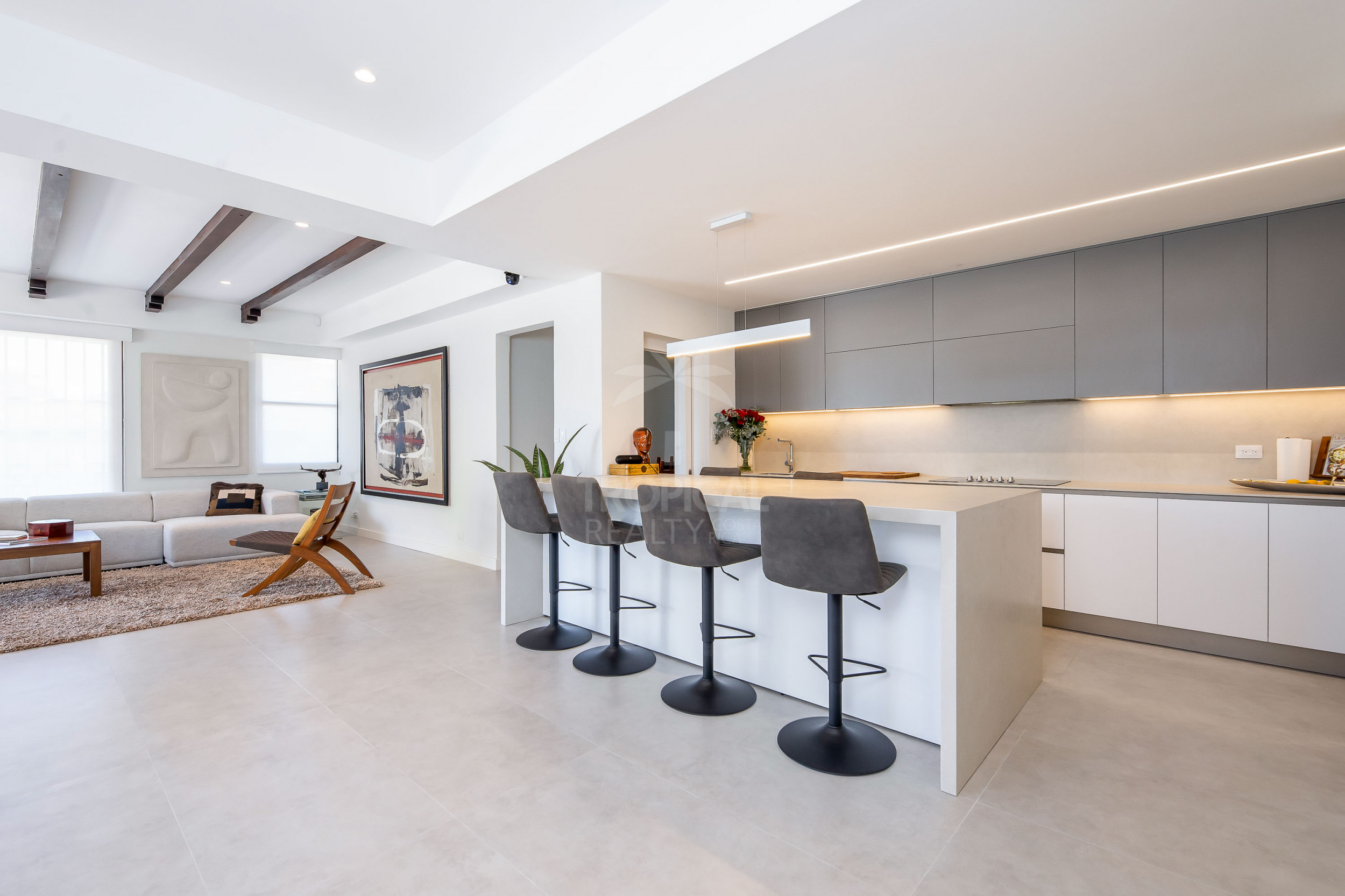 Luxury Apartment for Sale in Rohrmoser – Wraparound Balcony & Park Views
