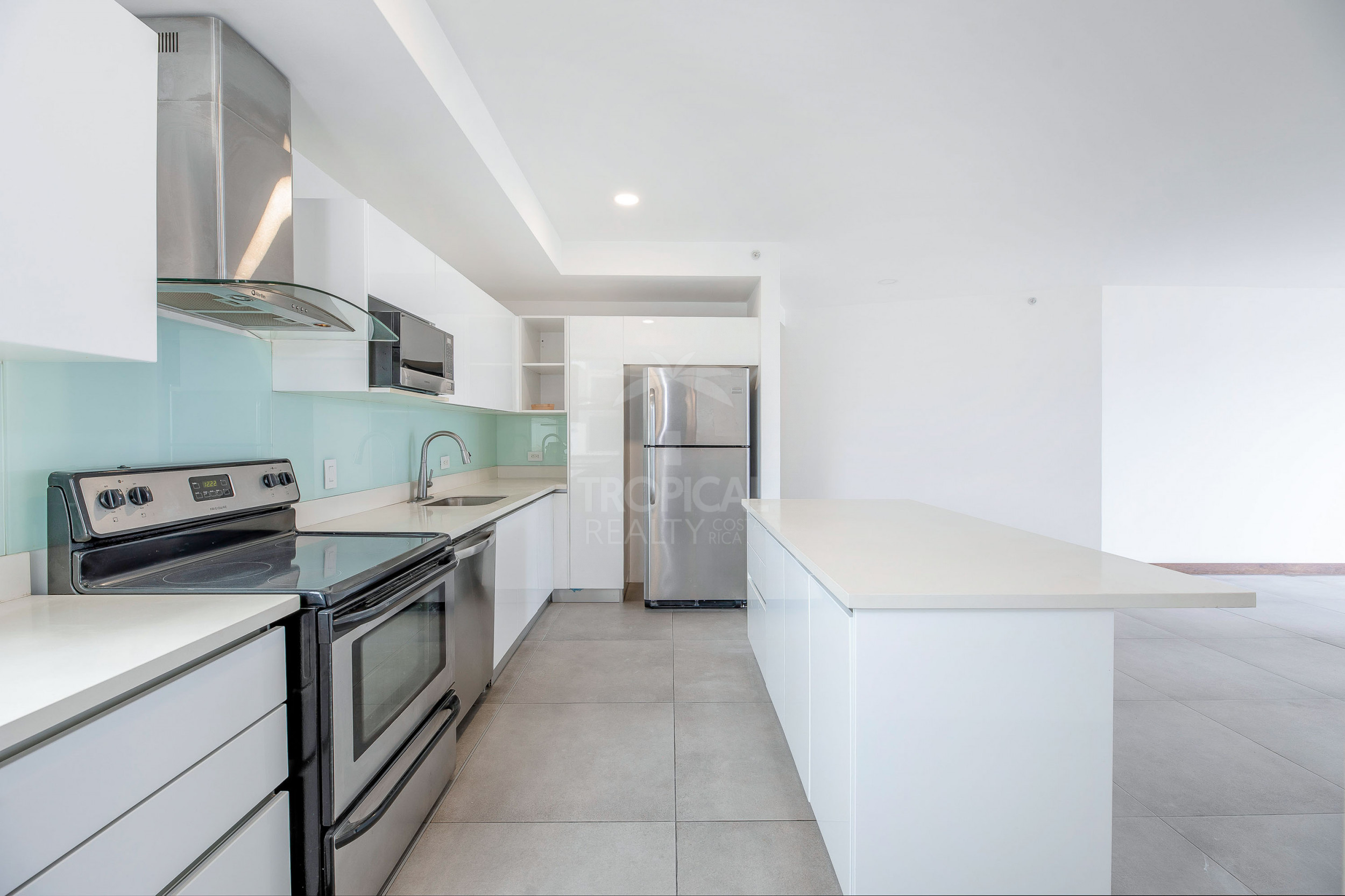 Luxury 10th Floor Condo with Panoramic Views in Nunciatura