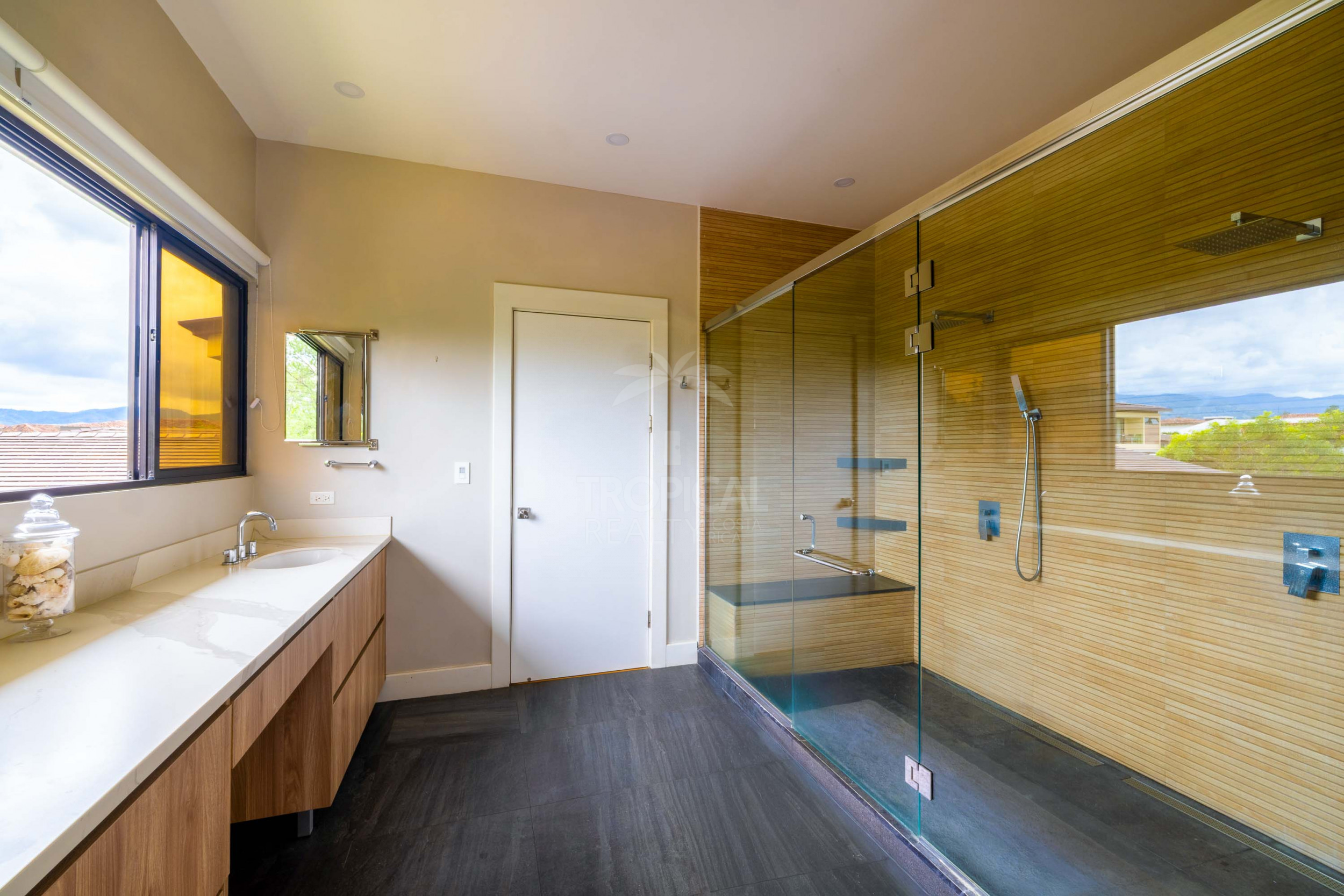 Luxury Residence for Sale in Hacienda Los Reyes – Contemporary Design, Guest Apartment & Exclusive Lifestyle