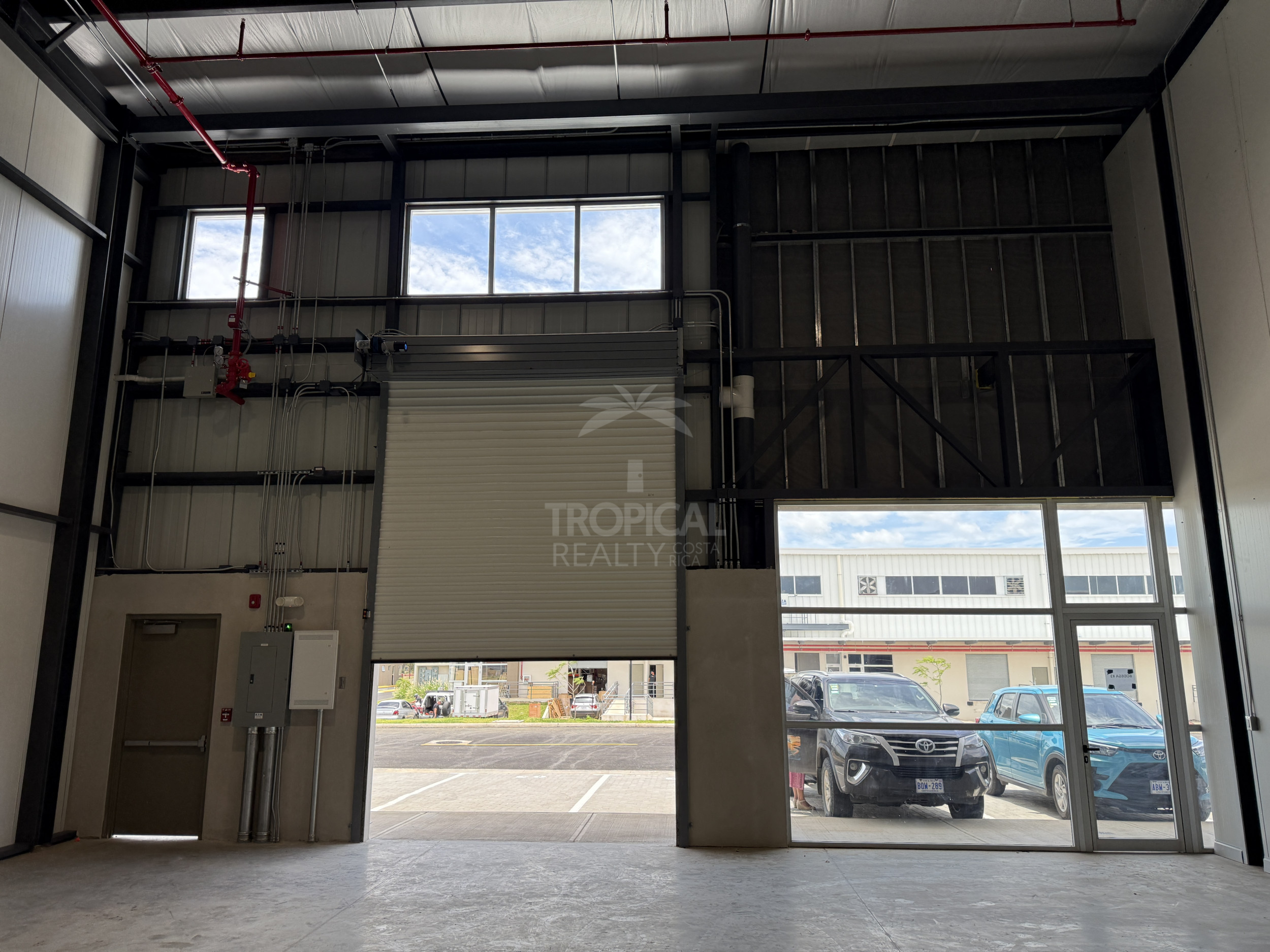LiberiaStrategic Industrial Opportunity: High-Efficiency Office-Warehouse for rent in Solarium, Liberia