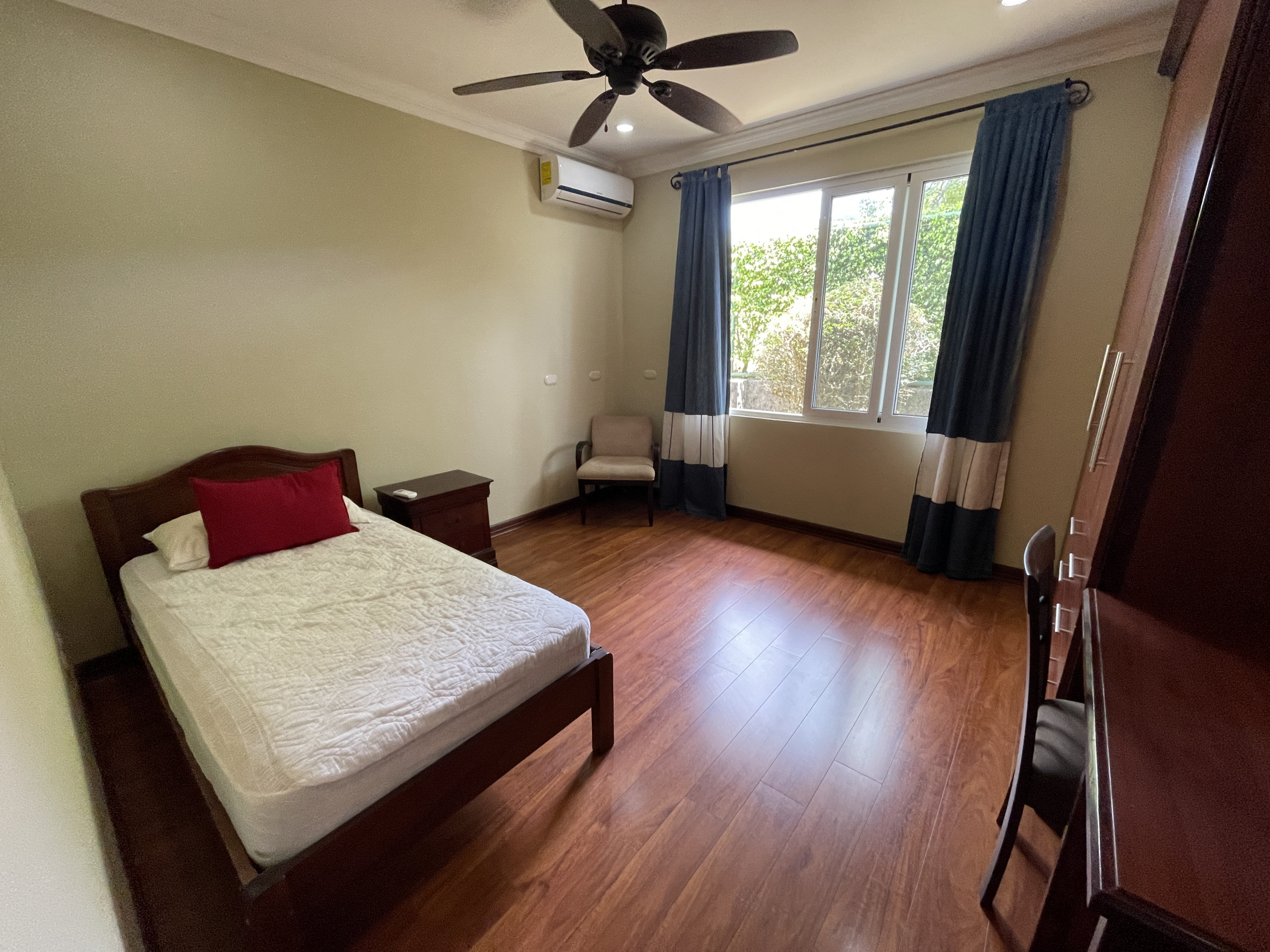 House for sale in Ciudad Colón, El Rodeo – With Pool and Spacious Green Areas