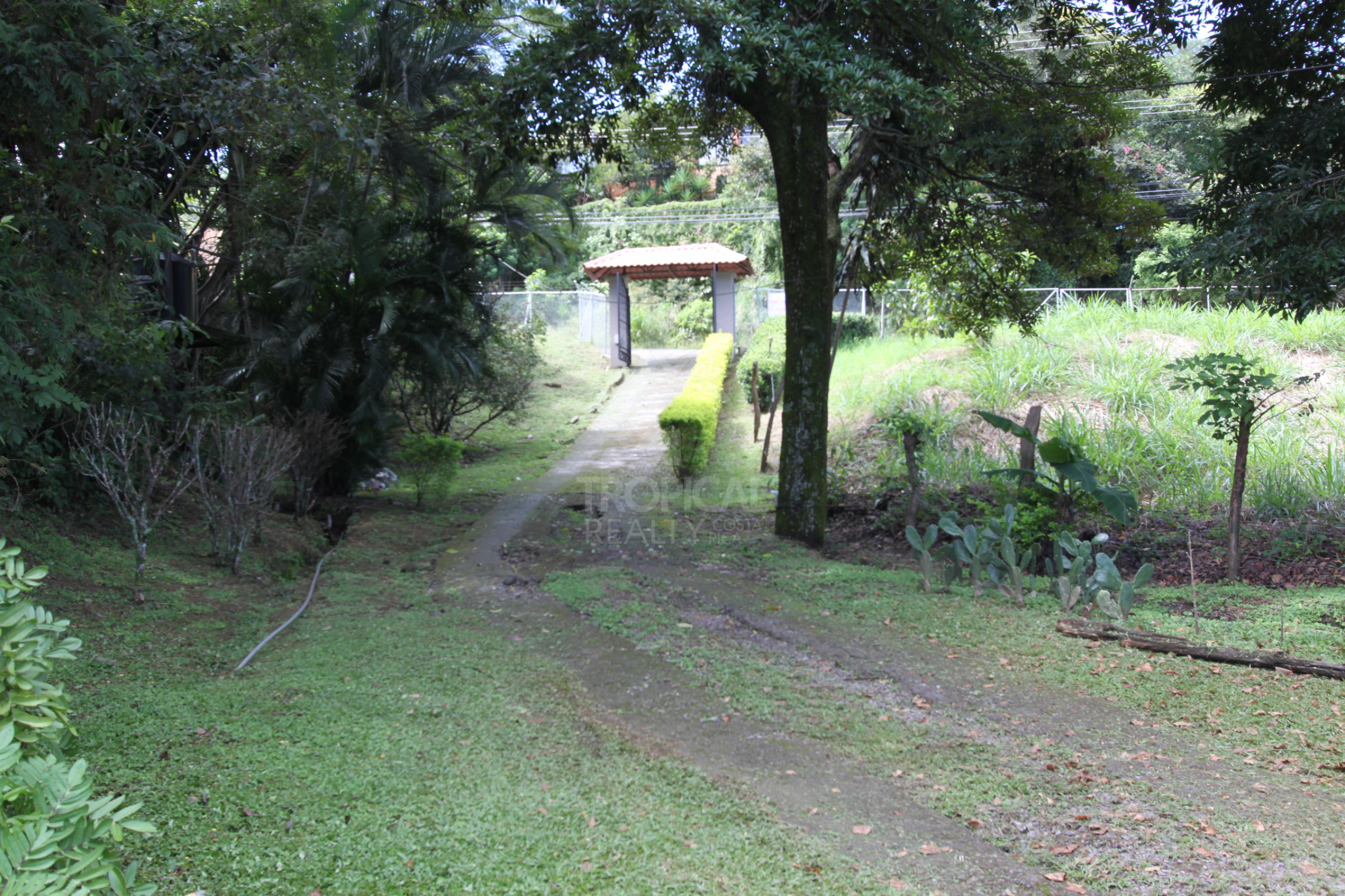 Single-Story Home for Sale – Santa Ana, Piedades | Expansive 2,650 m² Lot with Scenic Views and Development Potential