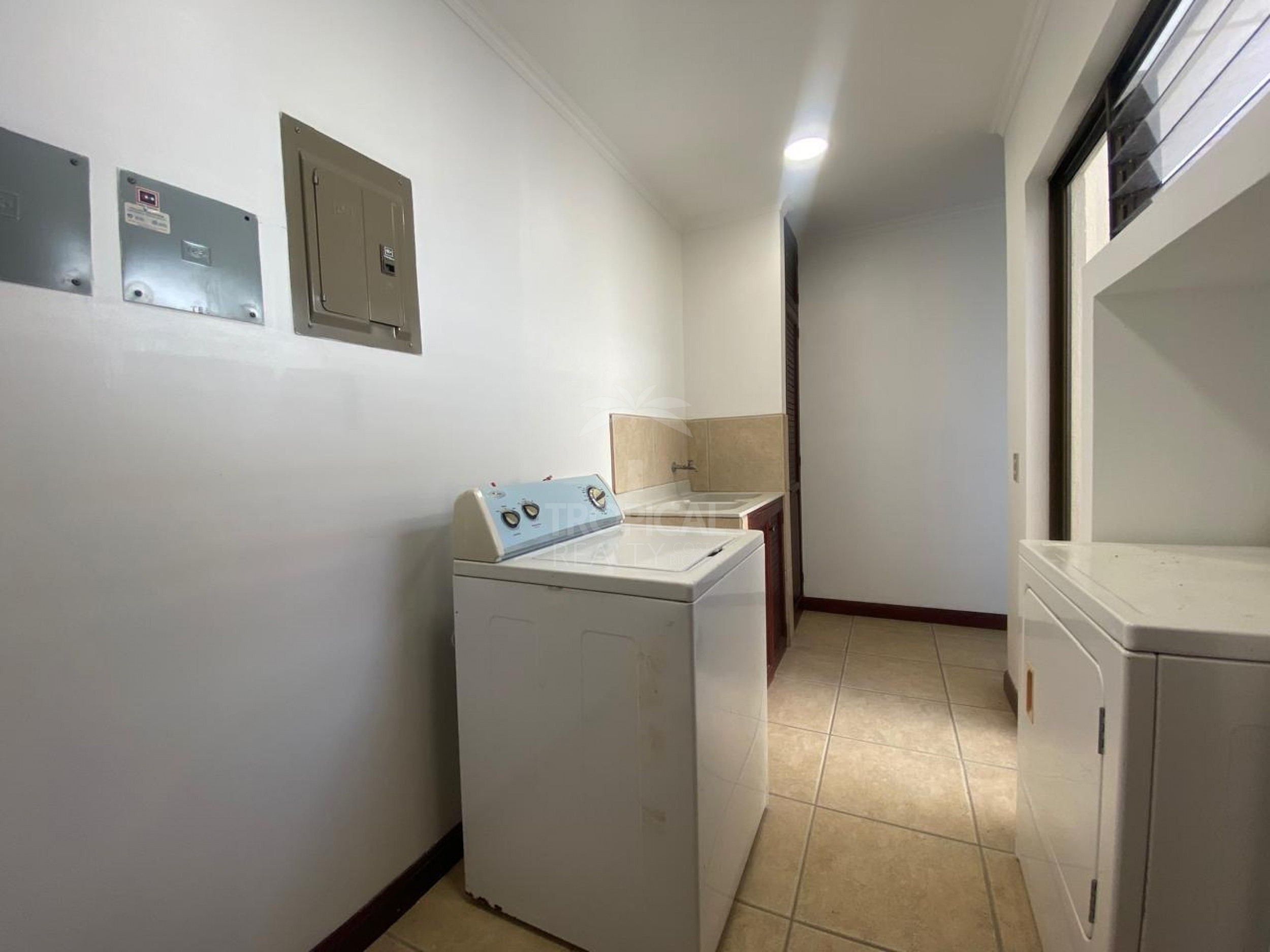 Spacious Semi-Furnished Apartment for Rent and Sale – Alto de las Palomas, Escazú