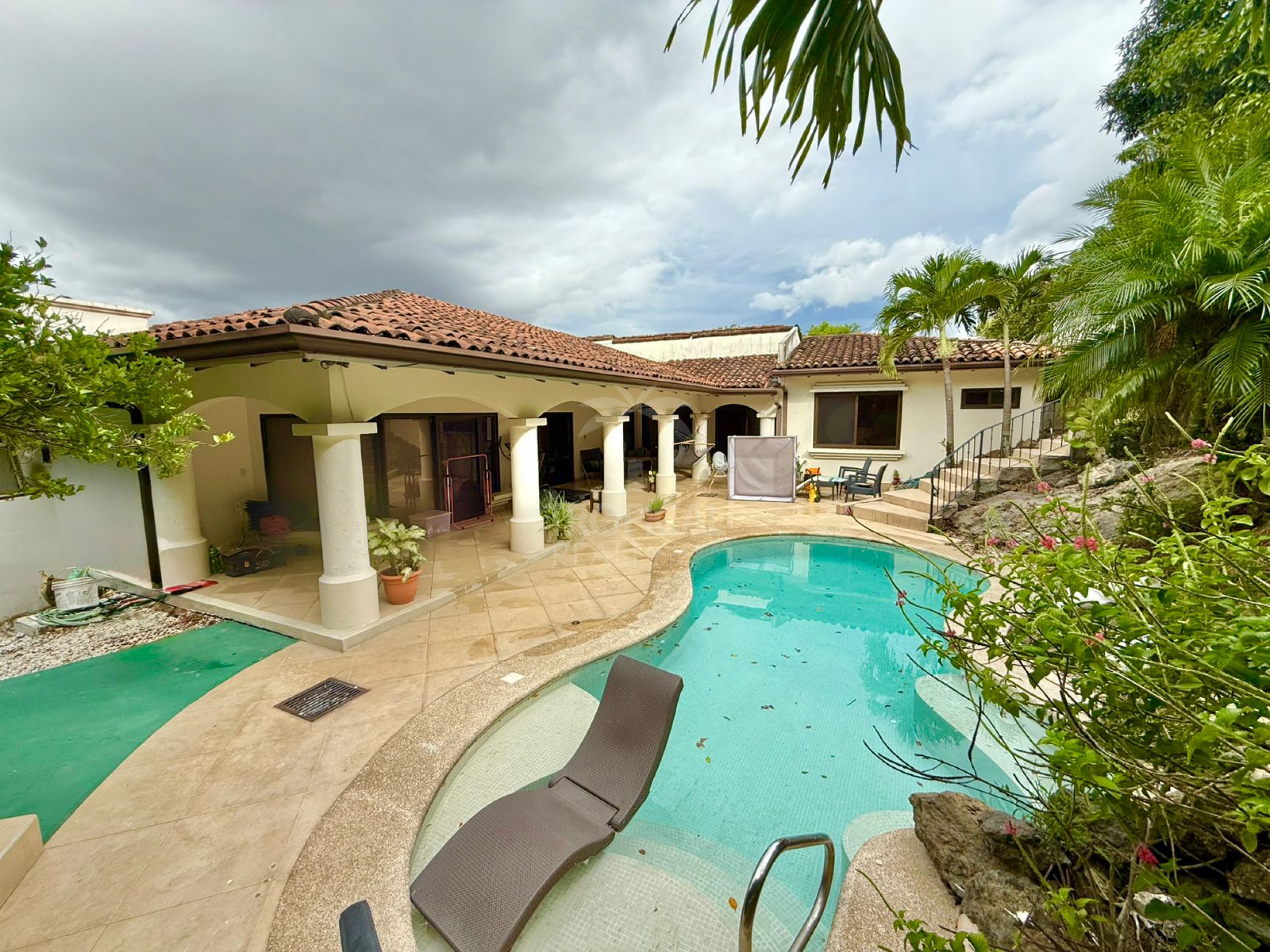 Luxury One-Story Home in Gated Community Near Multiplaza – 4 Bedrooms, Private Pool & 1,400 m² Lot