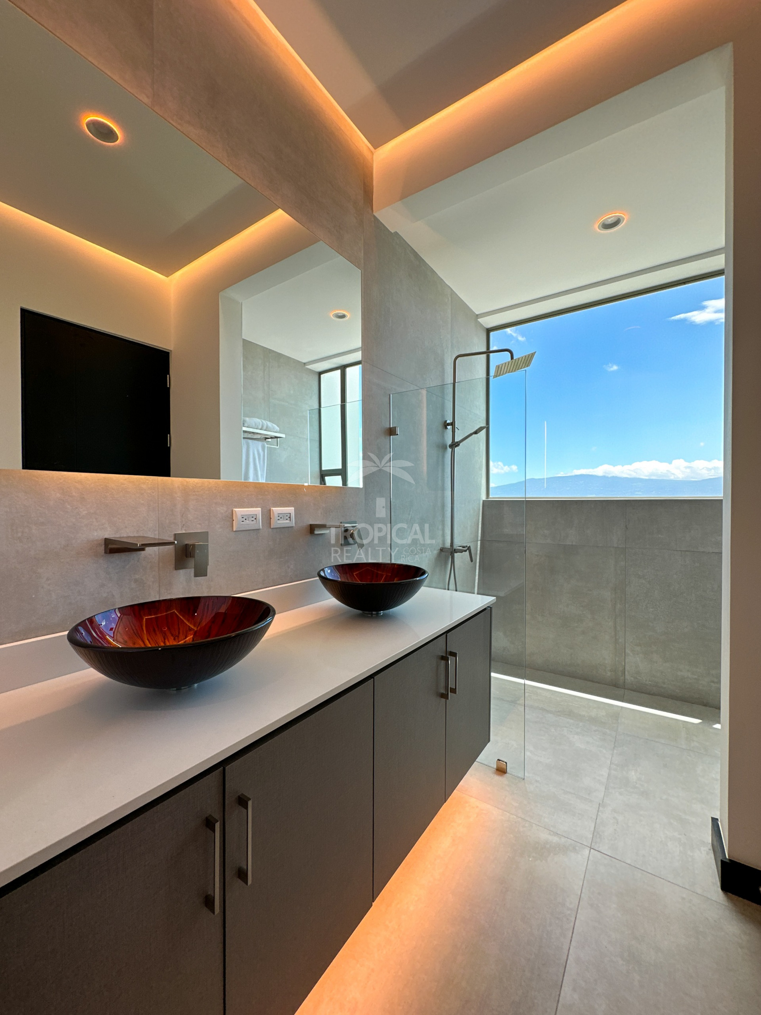 Modern Luxury Home with Panoramic City Views in Exclusive Opportunity!