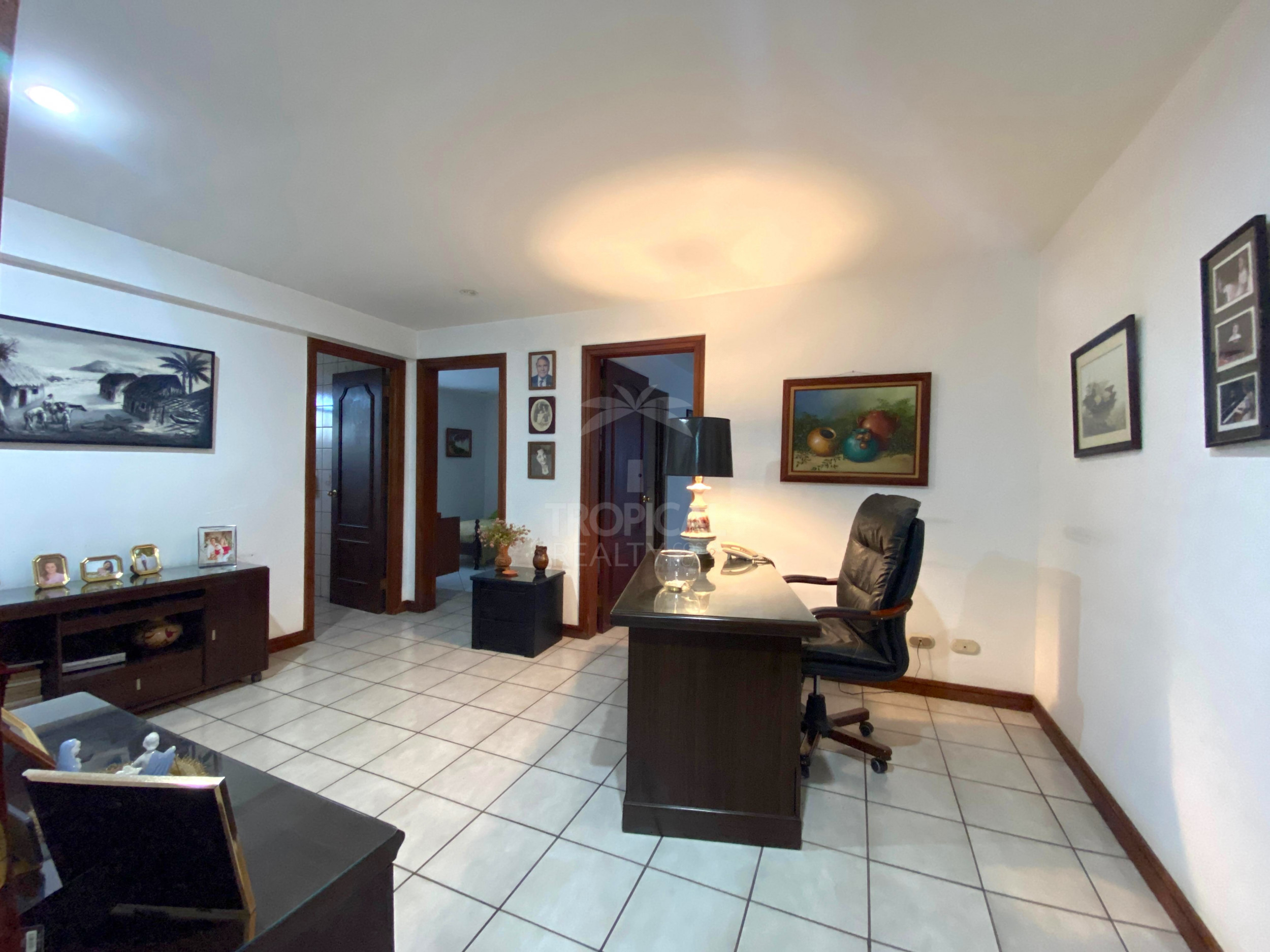 Spacious Apartment in Condominio Santa Fe: Space, Escazu