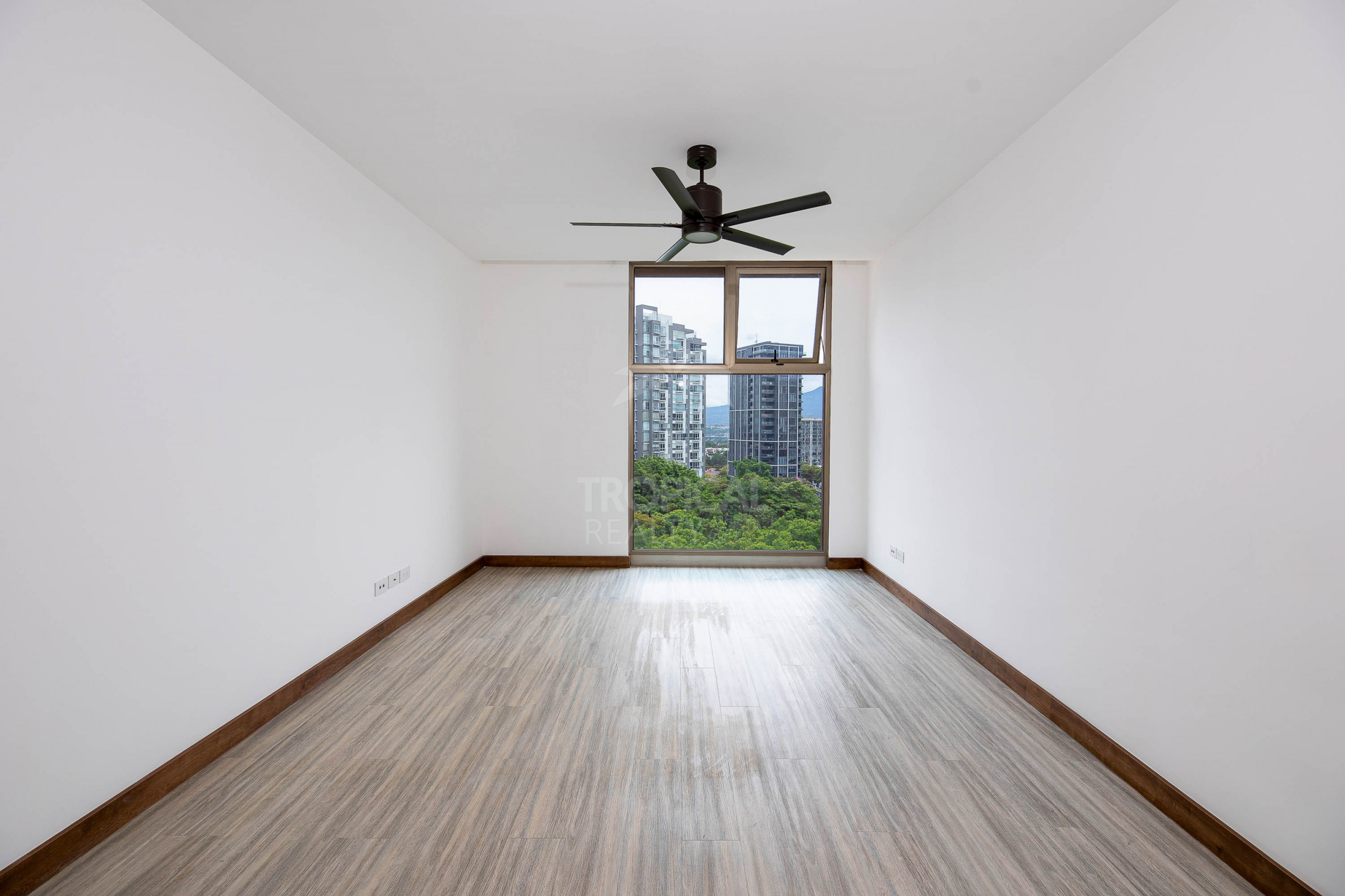 Luxury 10th Floor Condo with Panoramic Views in Nunciatura