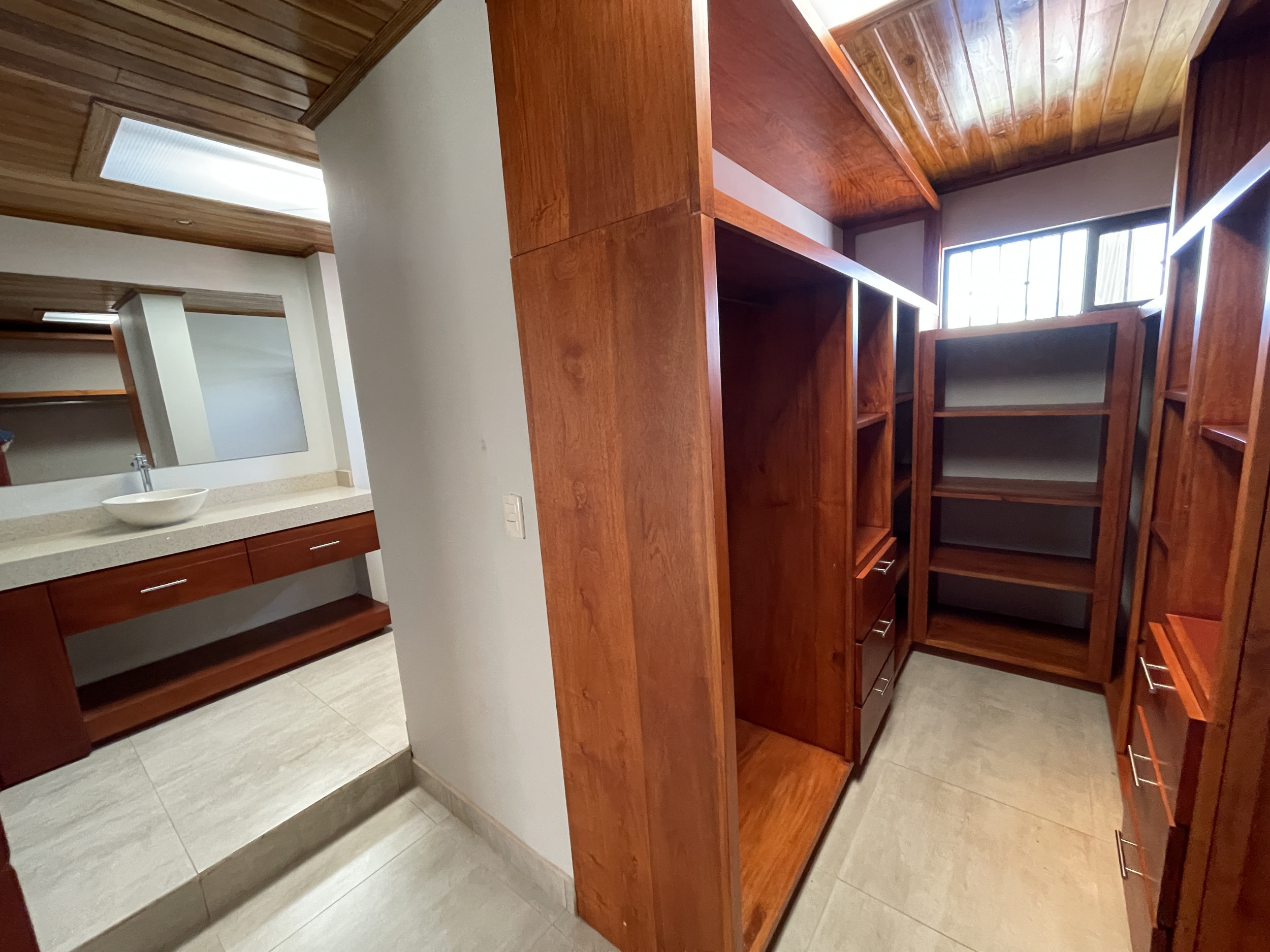 Detached House in Escazú, Trejos Montealegre: For Sale or Rent