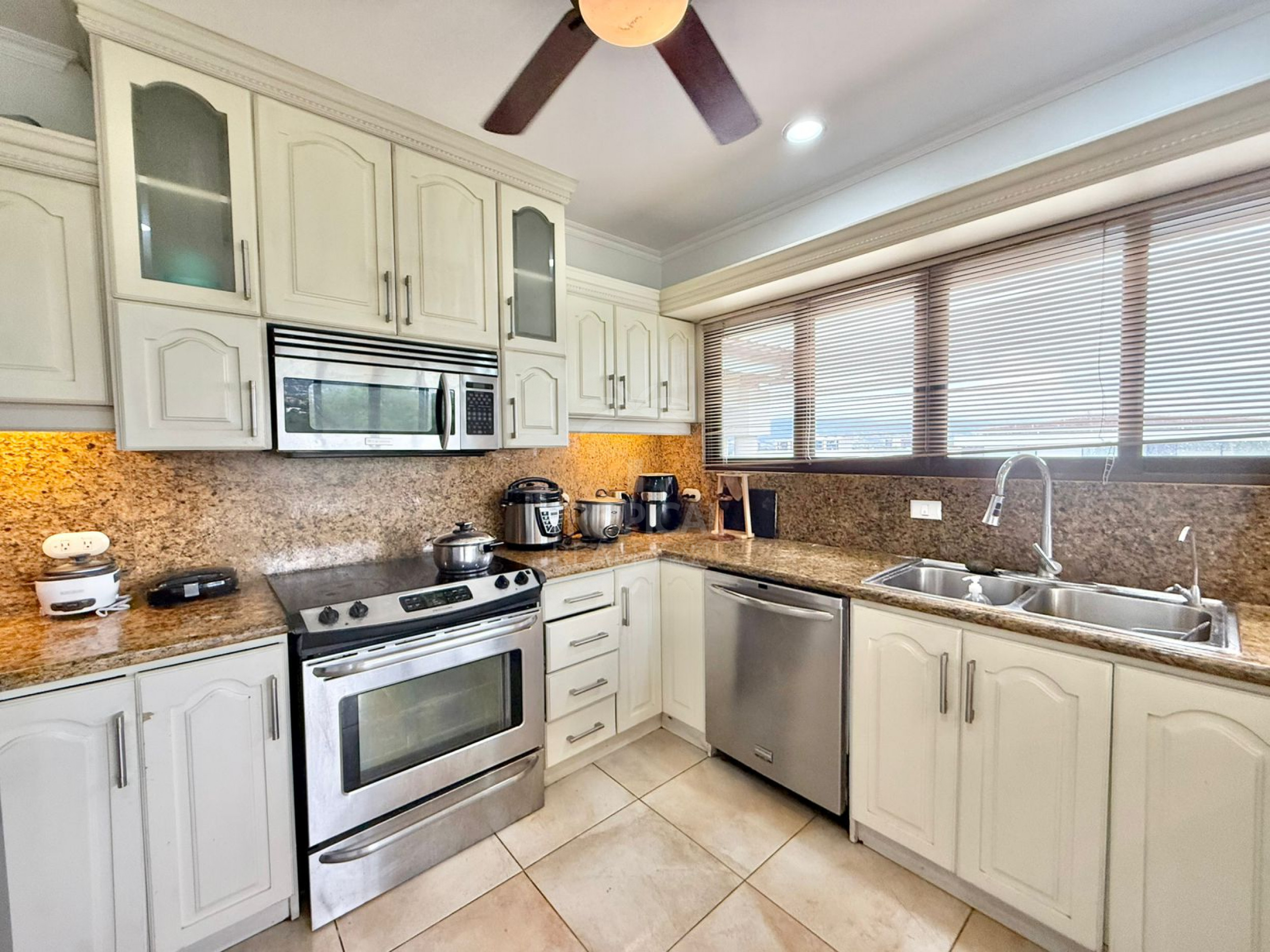 Luxury One-Story Home in Gated Community Near Multiplaza – 4 Bedrooms, Private Pool & 1,400 m² Lot