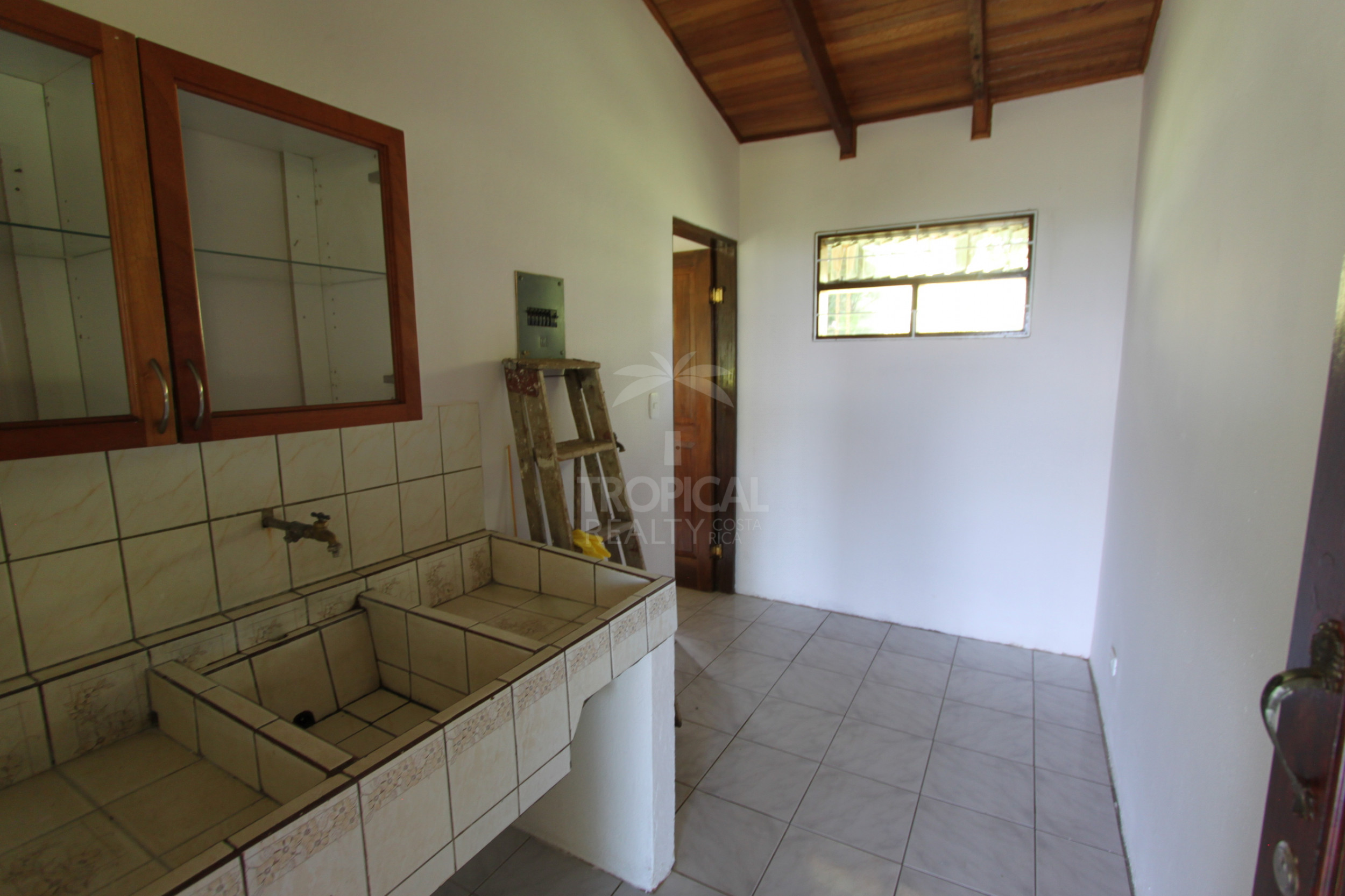 Single-Story Home for Sale – Santa Ana, Piedades | Expansive 2,650 m² Lot with Scenic Views and Development Potential