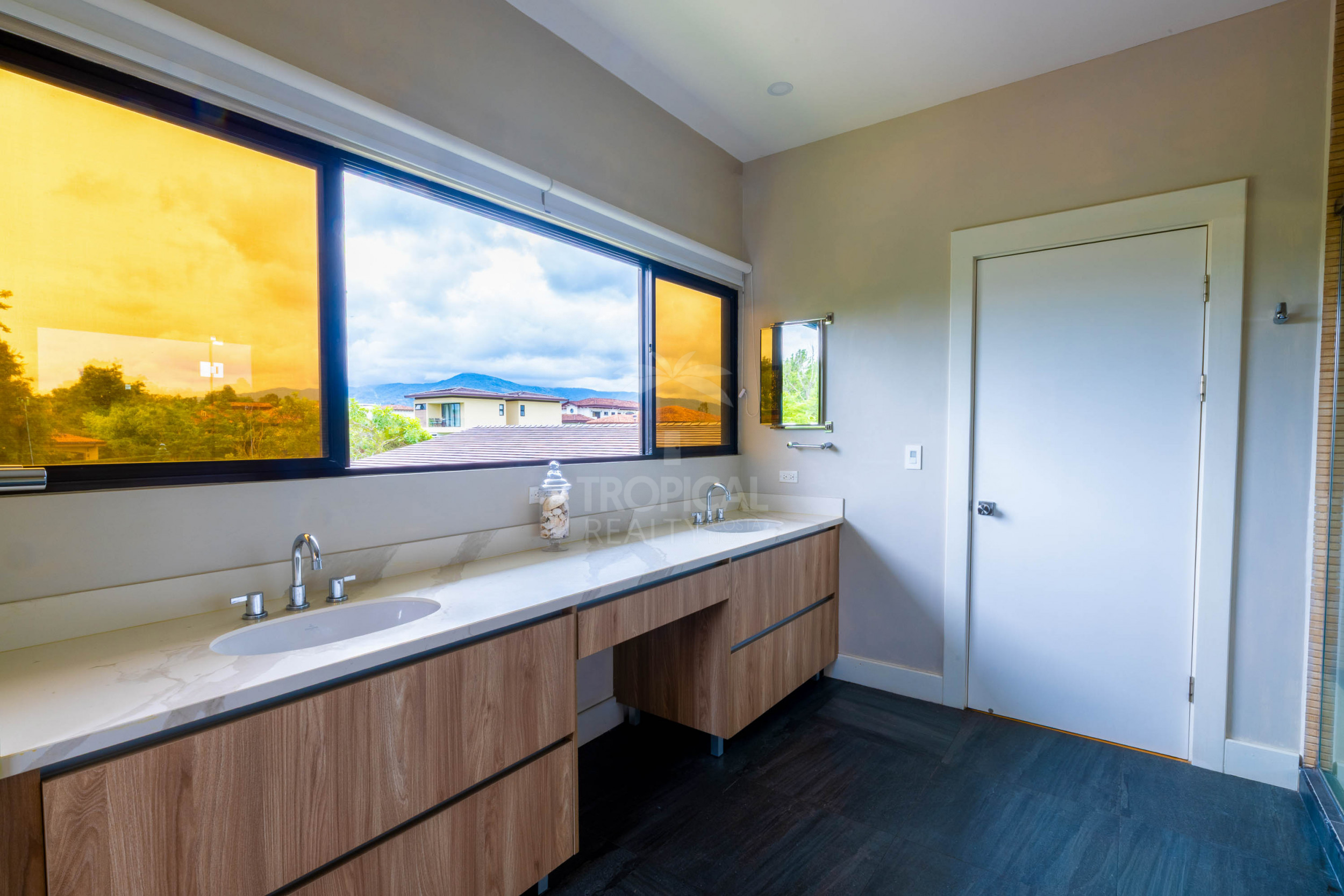 Luxury Residence for Sale in Hacienda Los Reyes – Contemporary Design, Guest Apartment & Exclusive Lifestyle