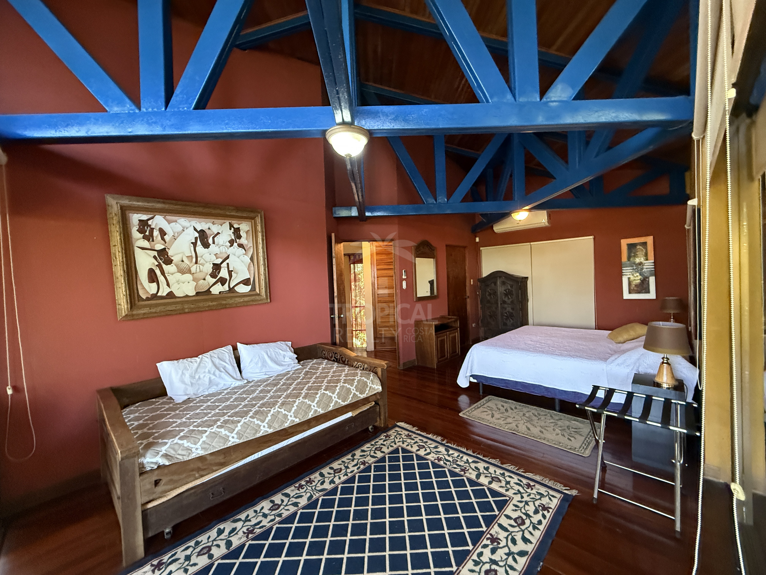 Property for sale with 3 houses and a cabin in Esparza!