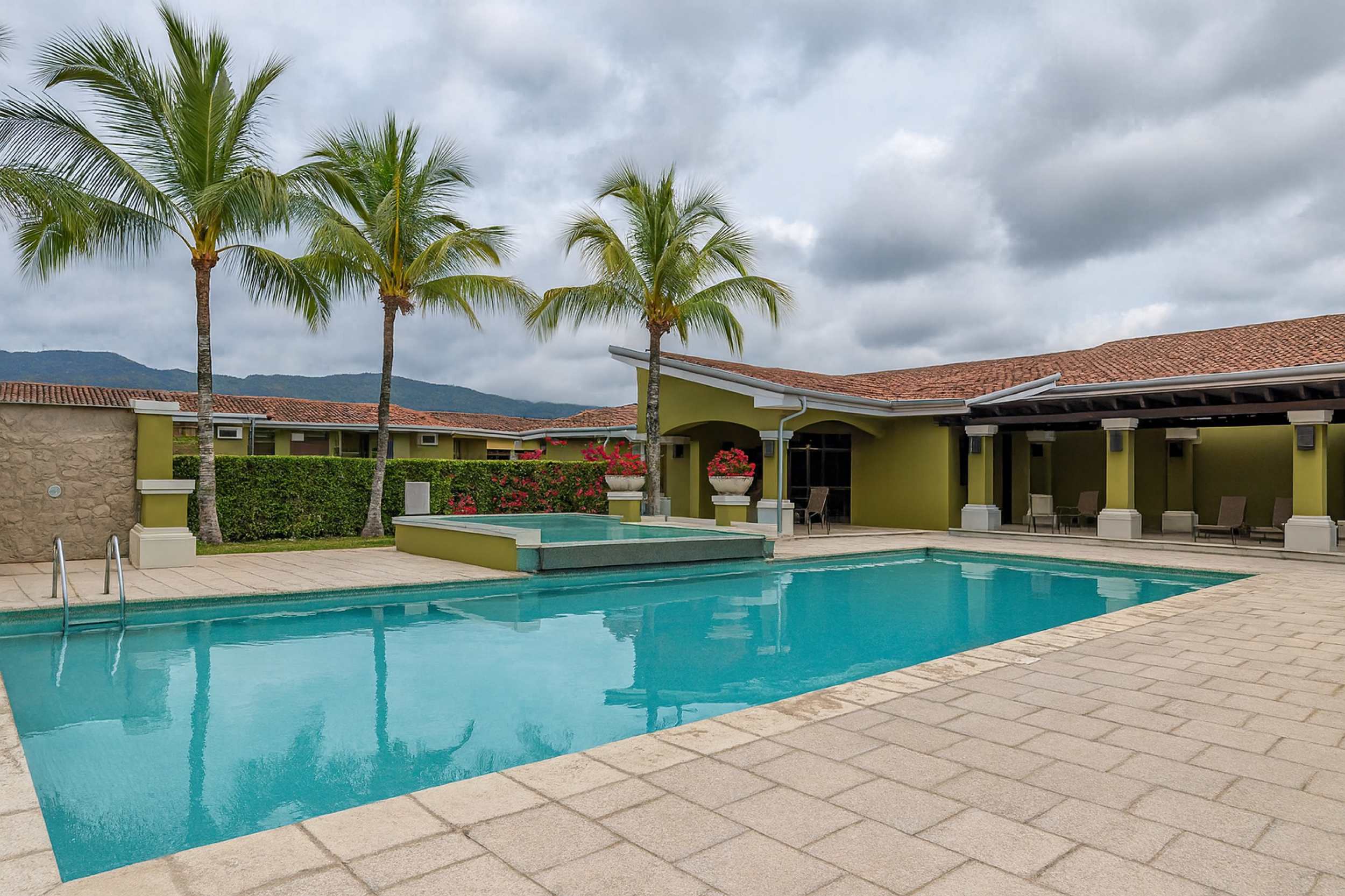 Townhouse for Rent or Sale with Garden and Full Amenities – Pozos de Santa Ana