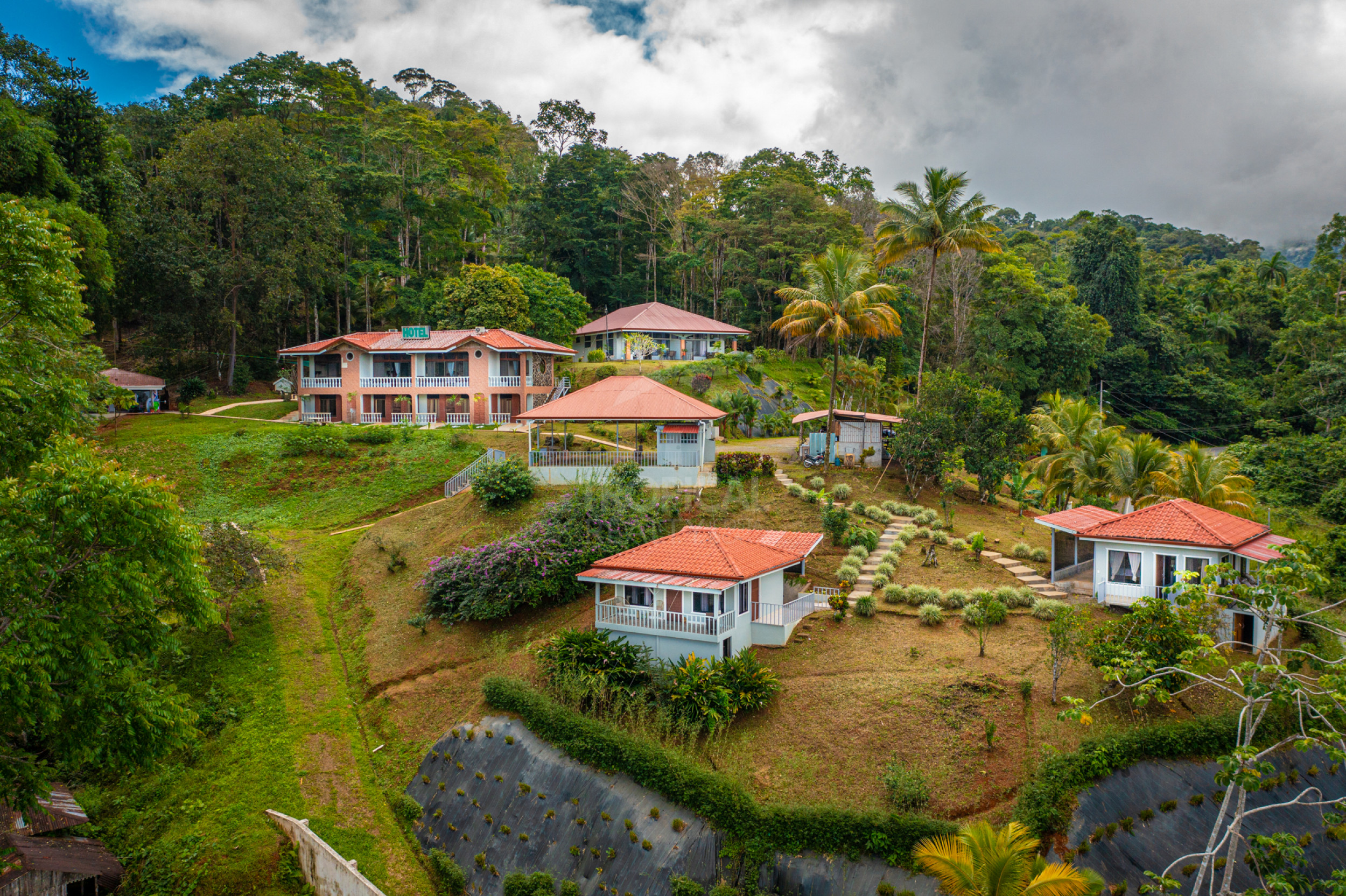 Ocean-View Boutique Hotel in Dominical – 13 Turn-Key Units on 1 Hectare