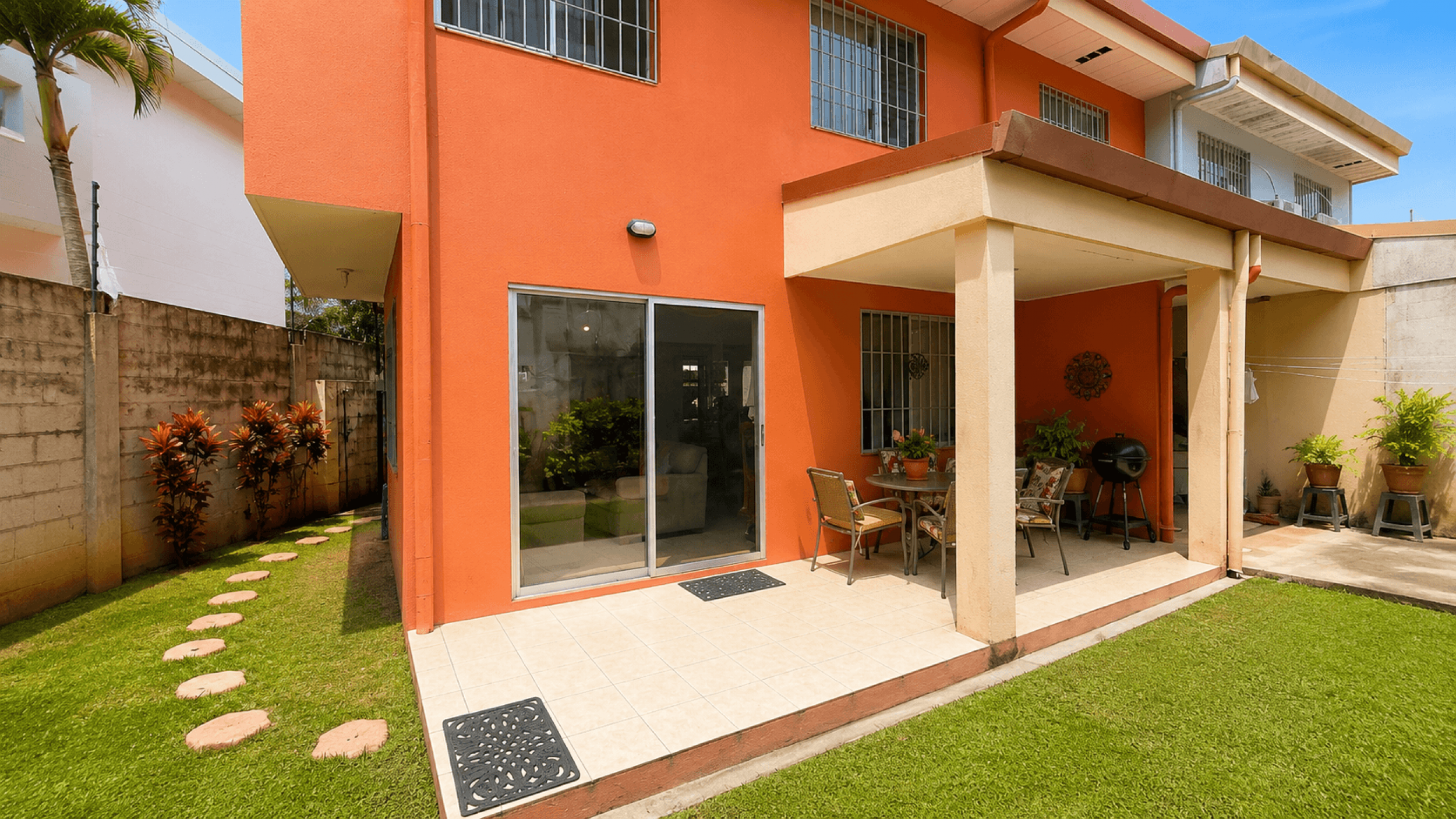 Family Home for Sale with Spacious Private Garden in Ciudad Colón – Boulevard Las Palmas