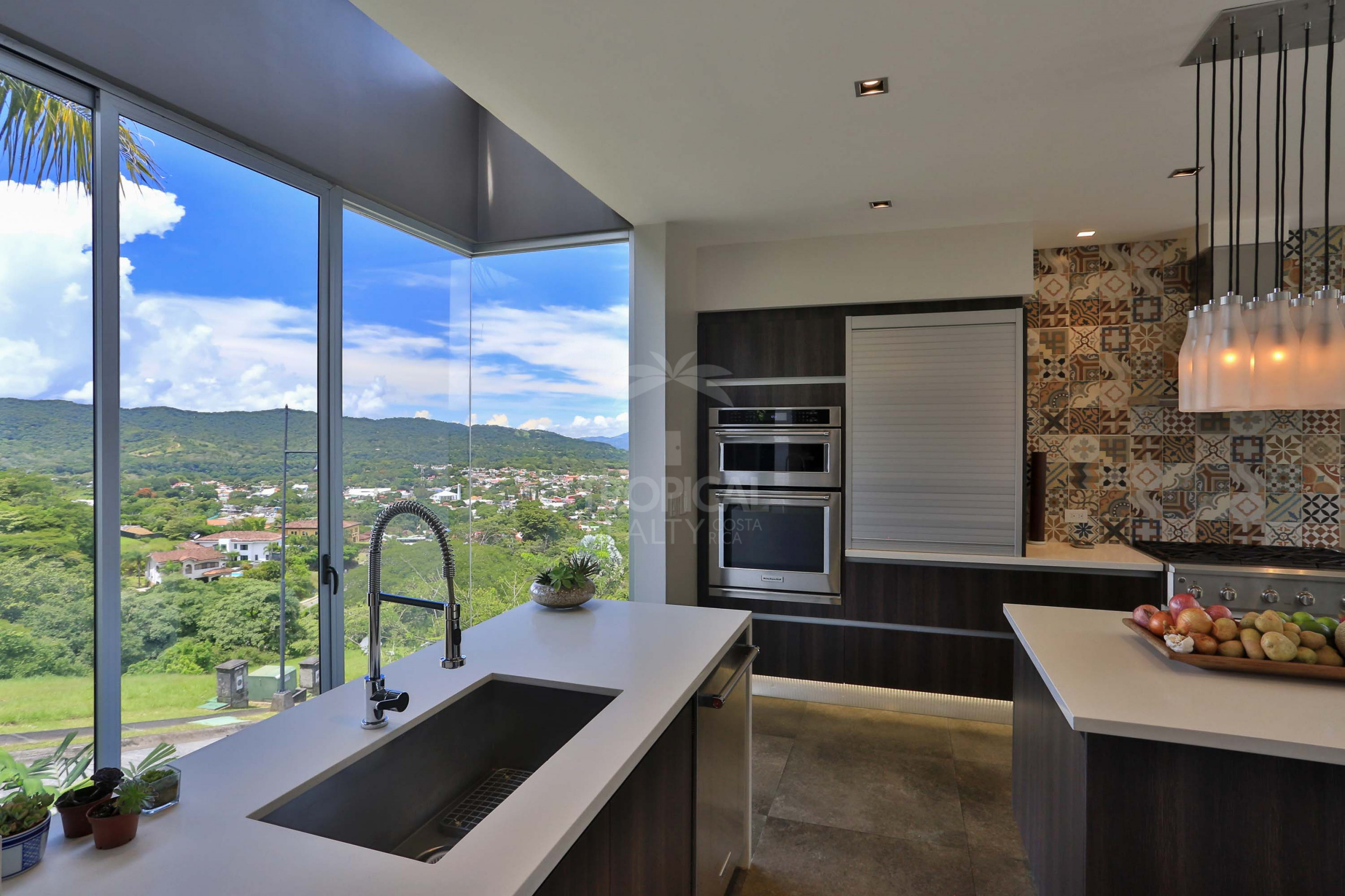 Luxury Home for Sale in Ciudad Colón – Infinity Pool & Forest Views