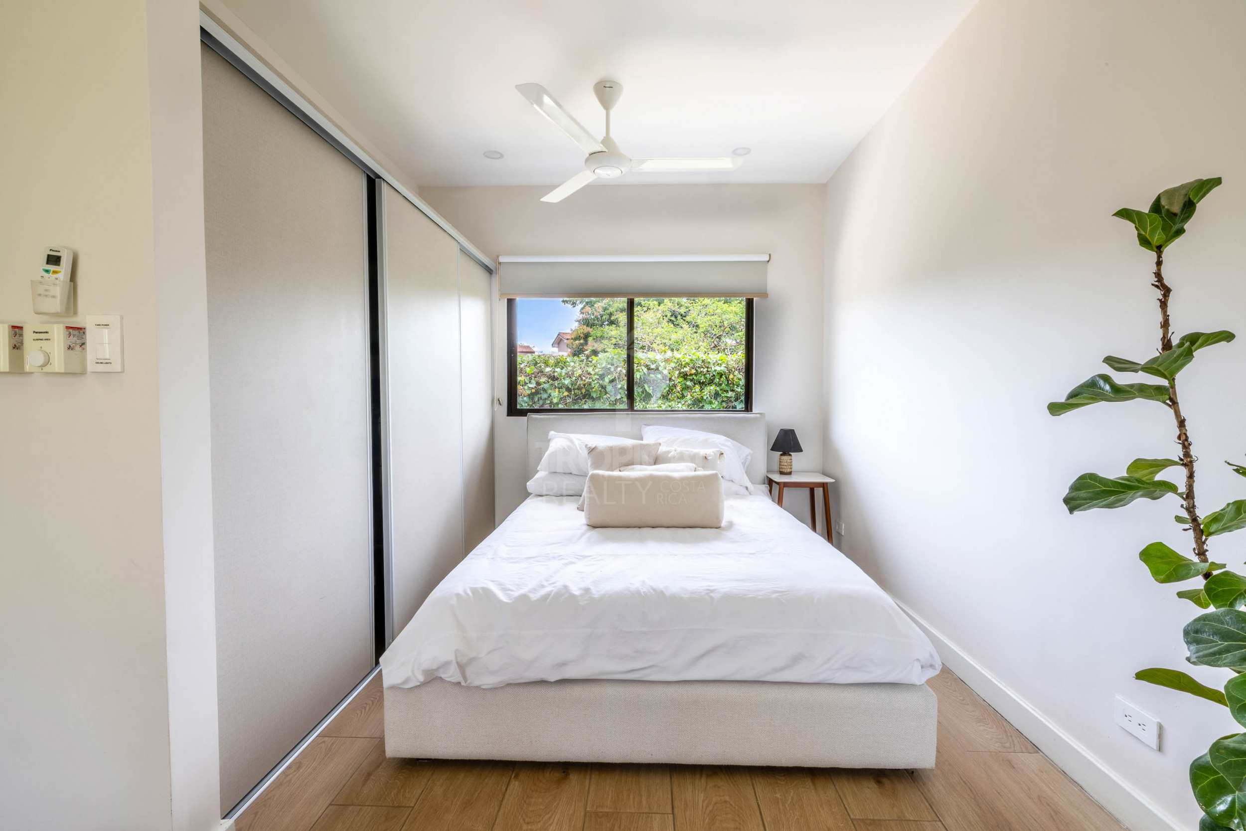 Luxury Residence for Sale in Hacienda Los Reyes – Contemporary Design, Guest Apartment & Exclusive Lifestyle