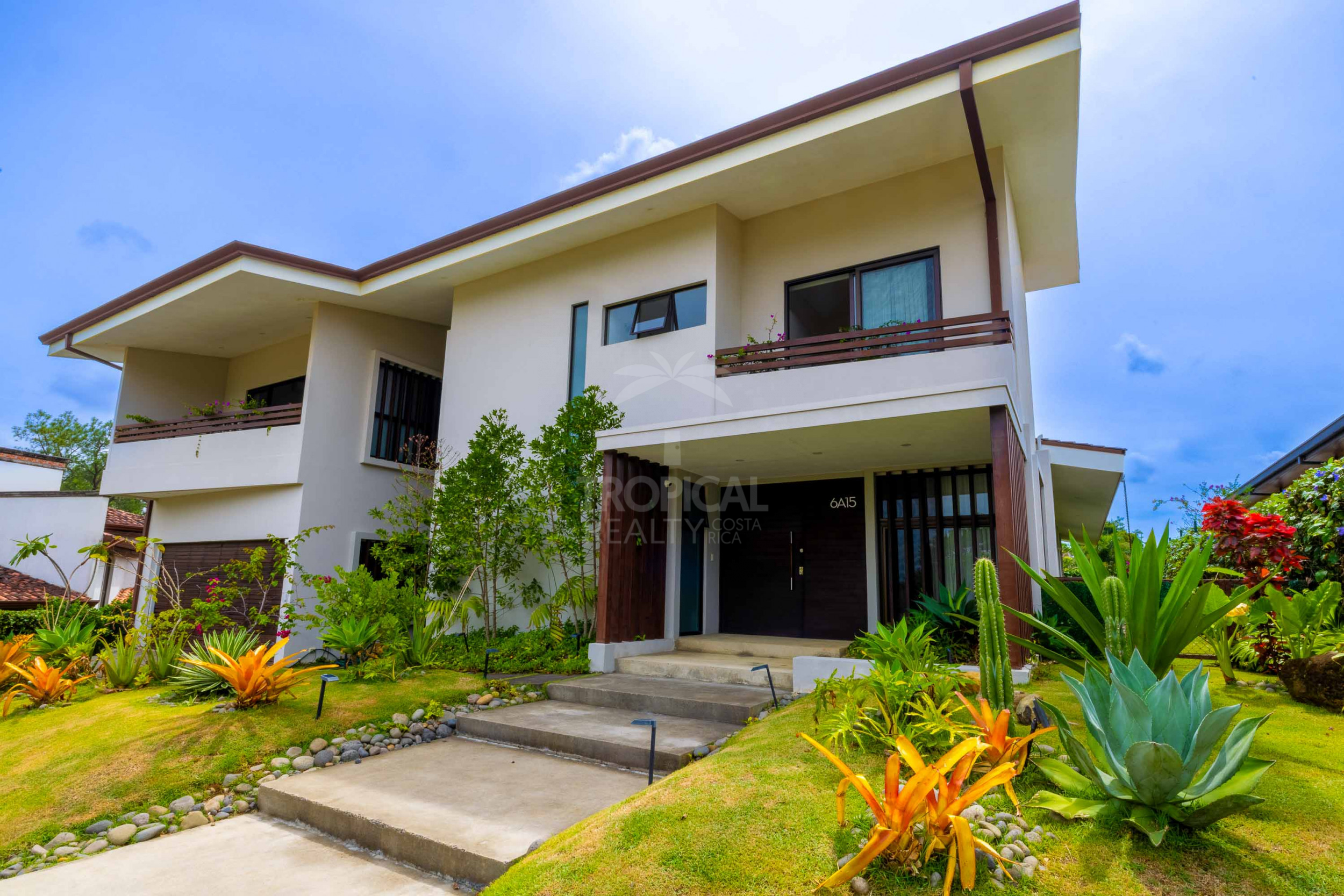 Luxury Residence for Sale in Hacienda Los Reyes – Contemporary Design, Guest Apartment & Exclusive Lifestyle