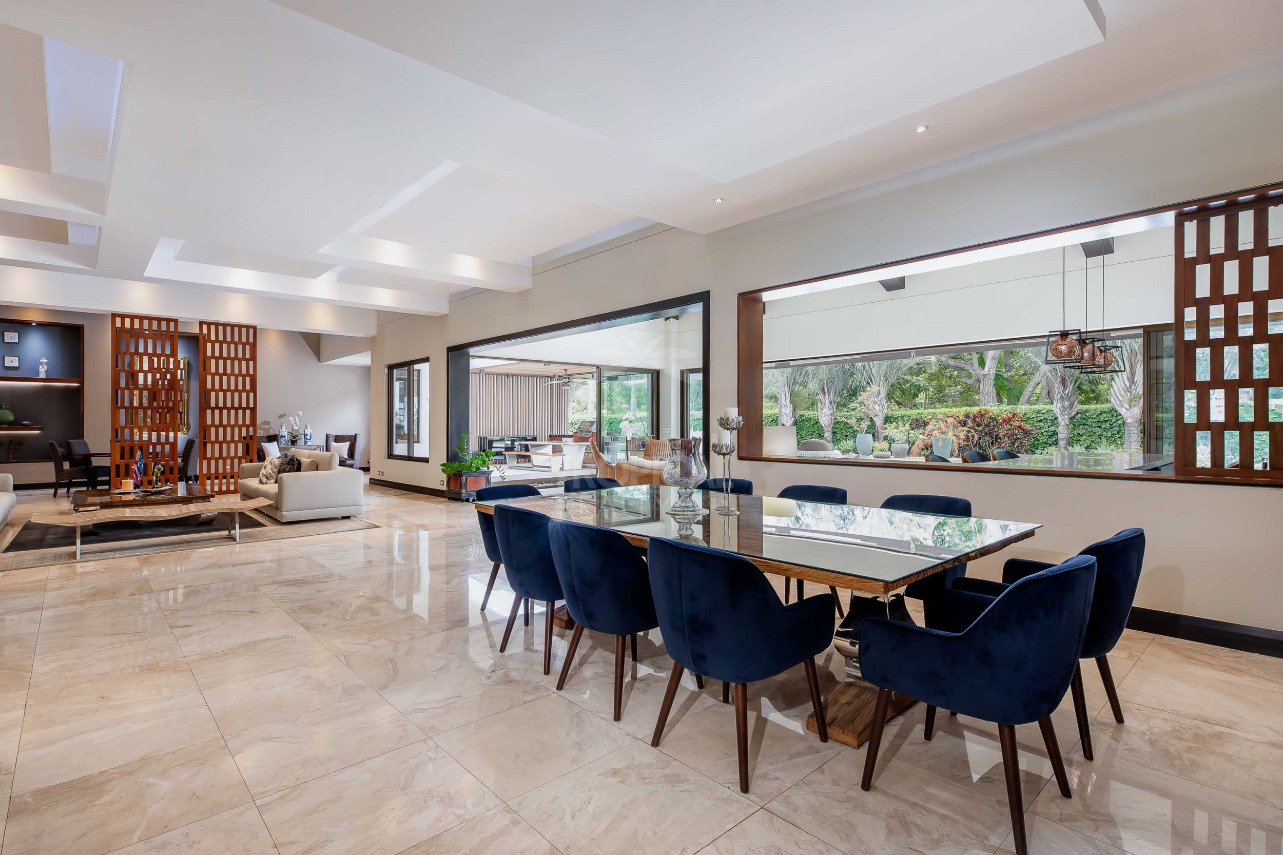 La Hacienda Cosmopolitan Chic – Exclusive Single-Level Luxury Estate in Santa Ana