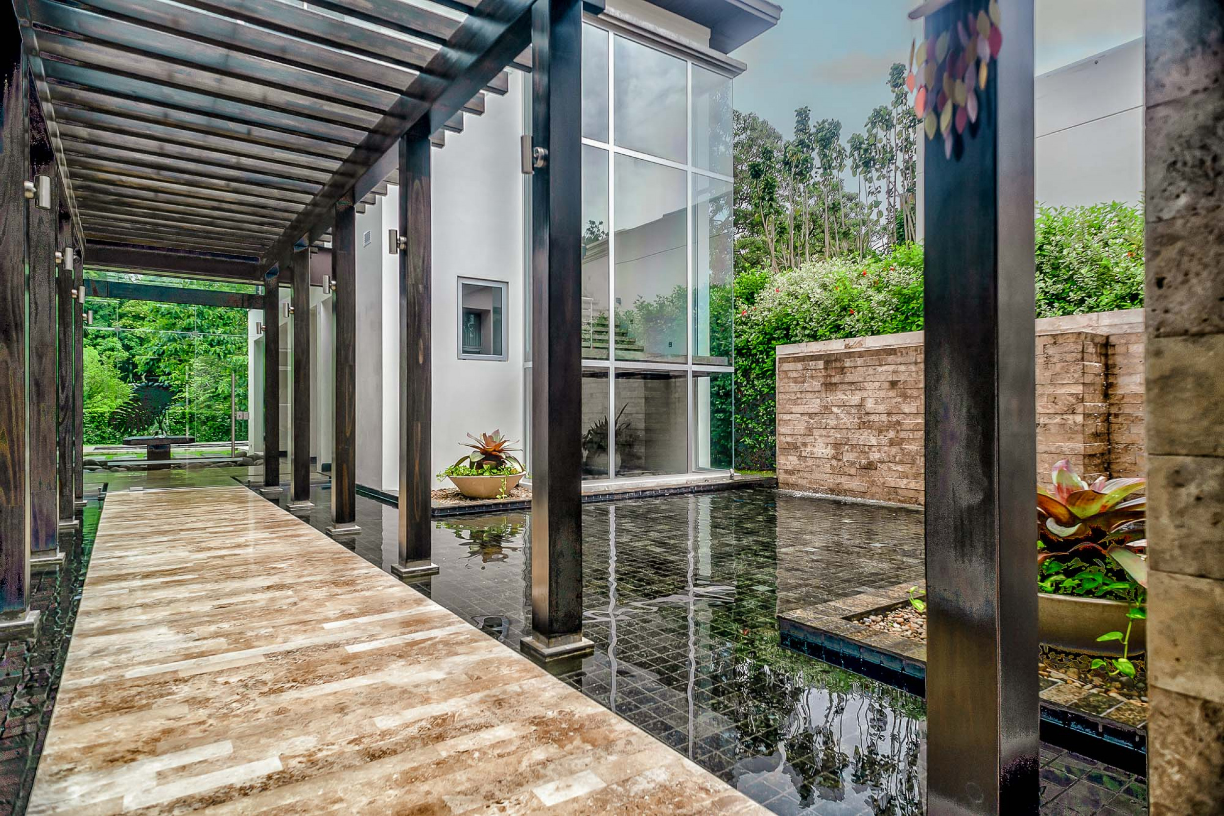 Luxurious Living: Casa Illuminata - Where Contemporary Elegance Meets Natural Splendor