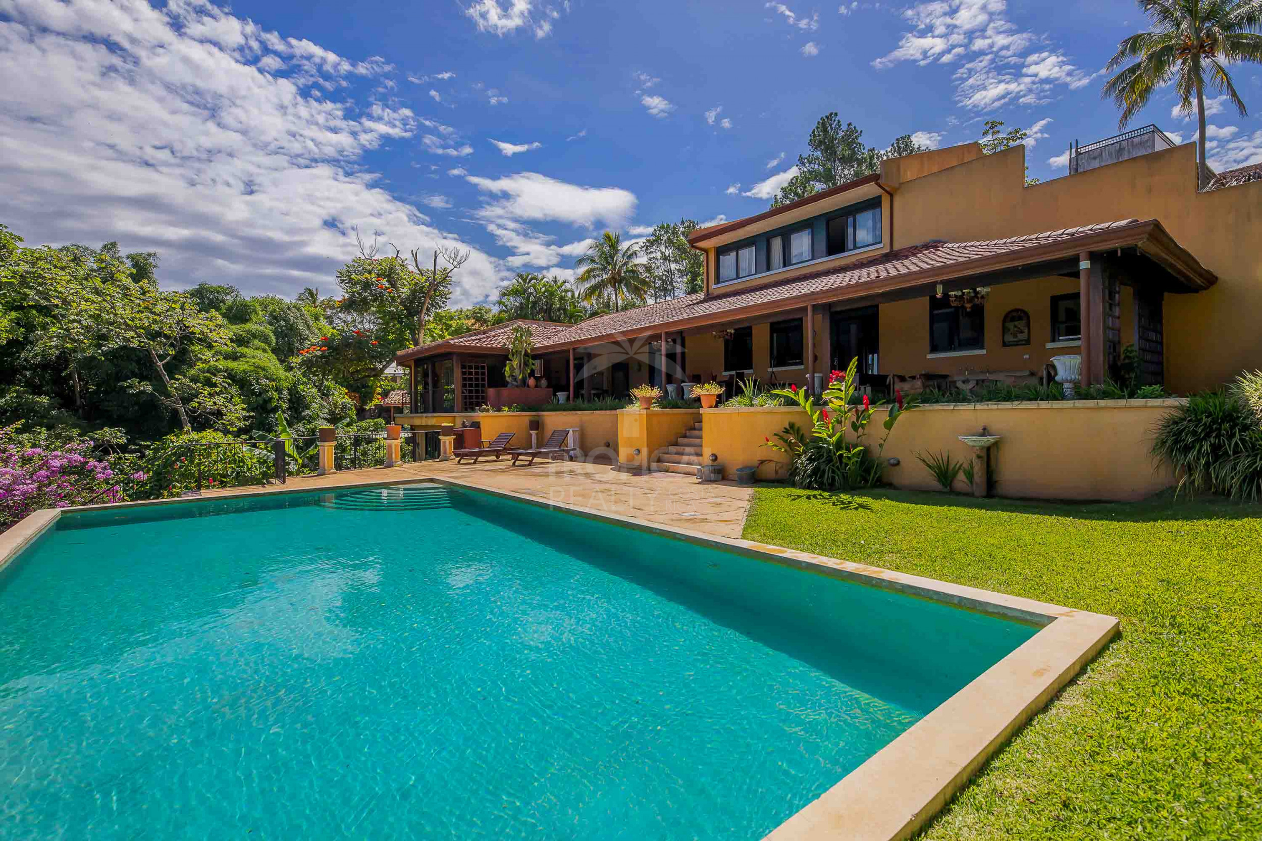 Elegant Italian-Style Villa with Mountain Views – Near Santa Ana, Costa Rica