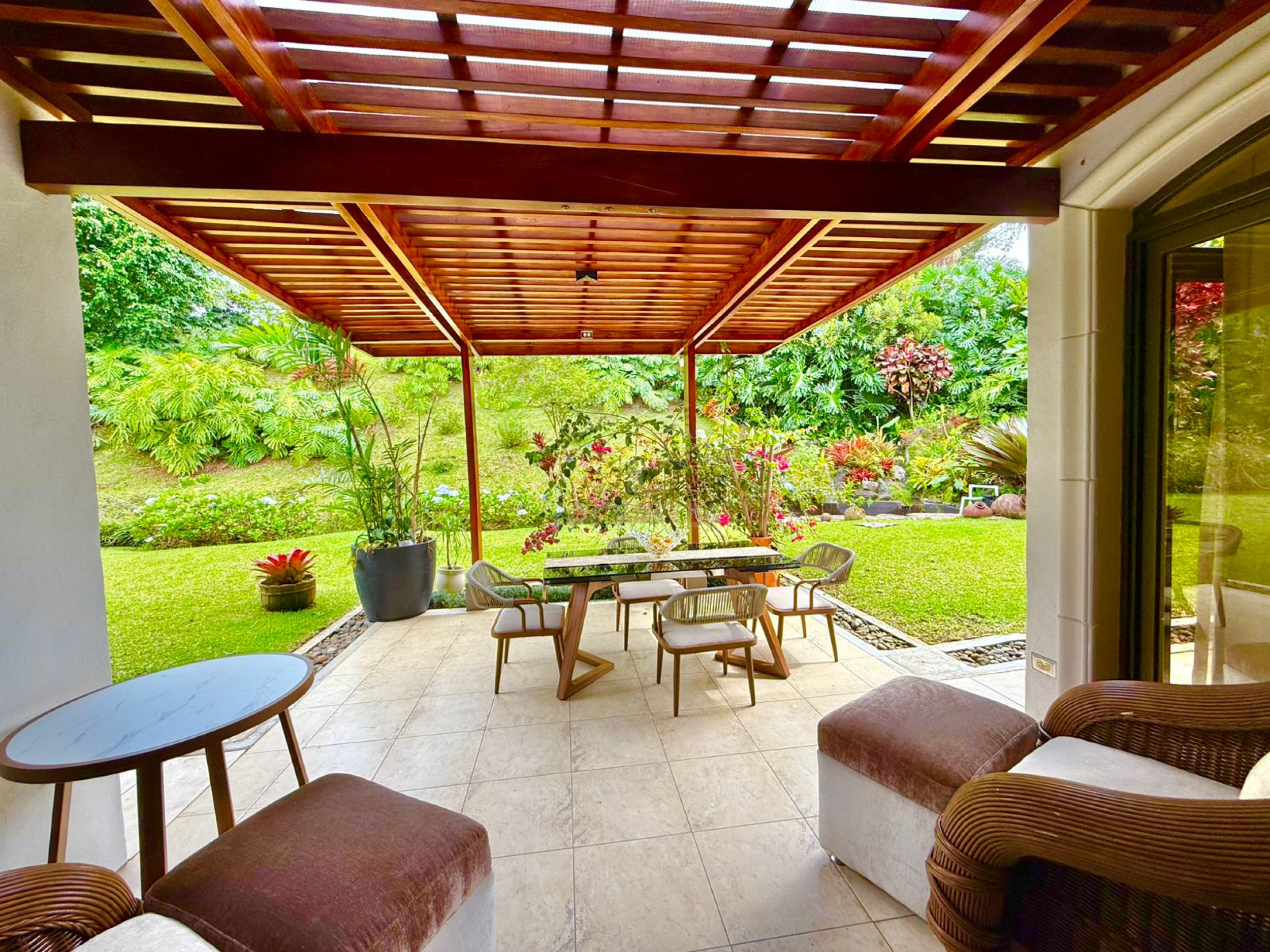 Luxury Single-Story Home in Monterán, Curridabat – 4 Bedrooms, Jacuzzi & 2,800 m² Lot