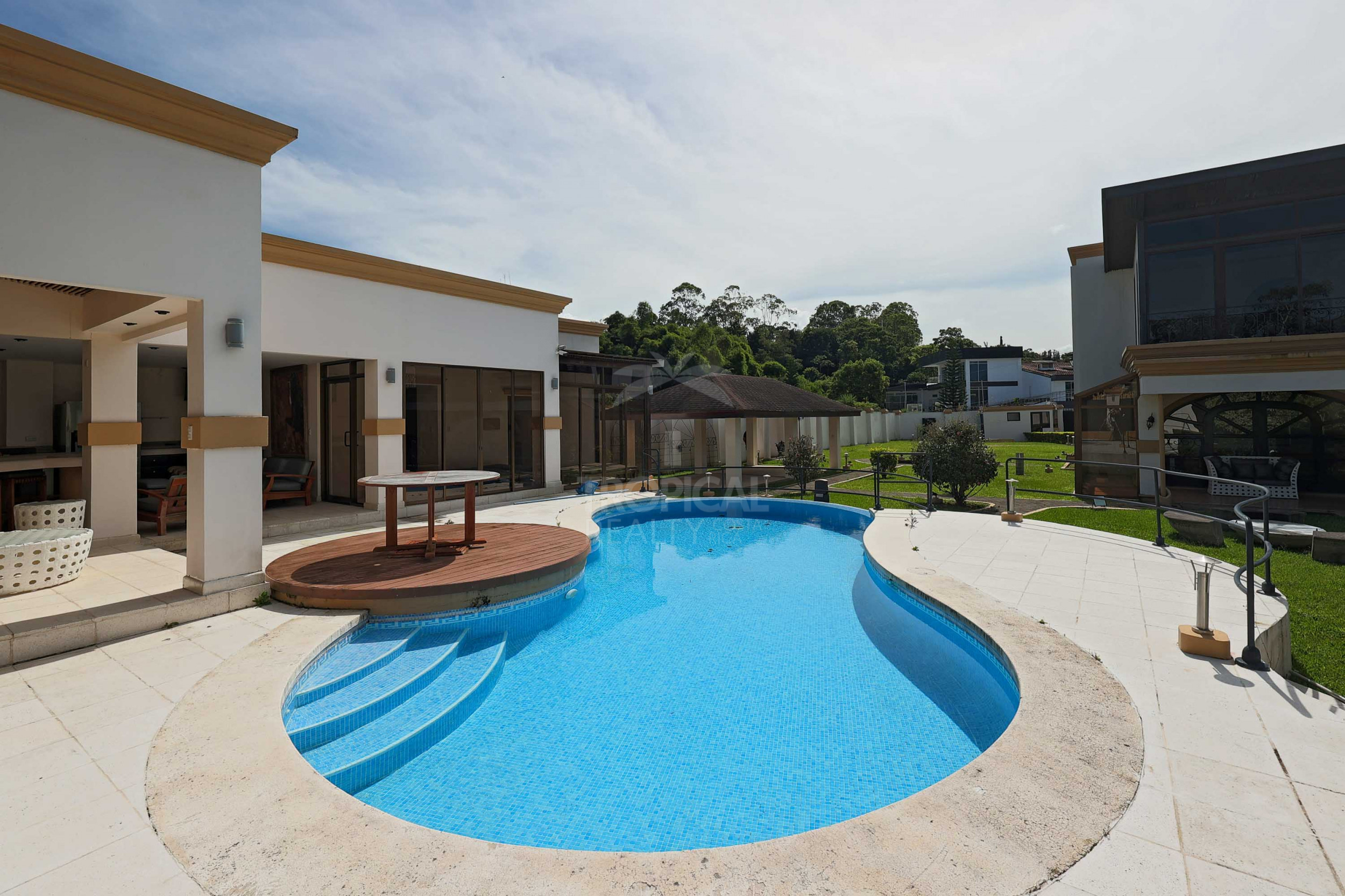 Luxury Home for Sale in Pinares de Curridabat – Modern Elegance Meets Timeless Comfort