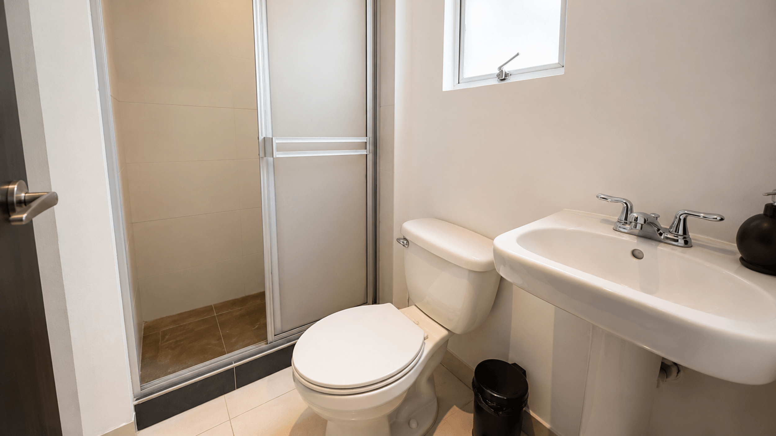 Modern Home for Rent in Santa Ana – 3 Bedrooms with Terrace and Spacious Living Areas