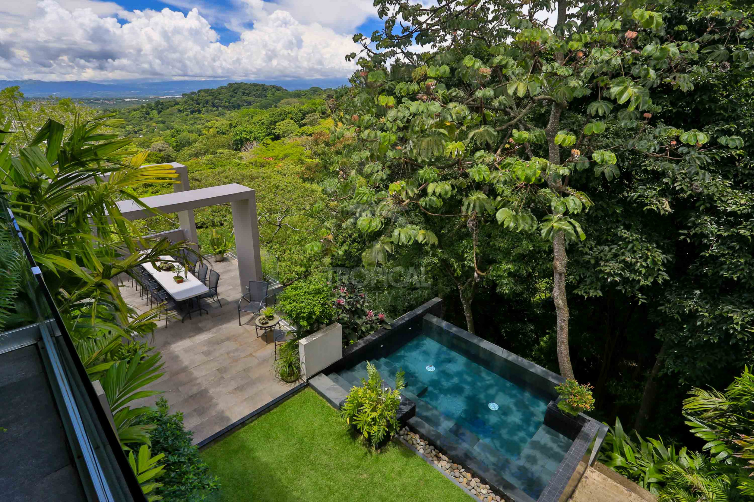 Luxury Home for Sale in Ciudad Colón – Infinity Pool & Forest Views