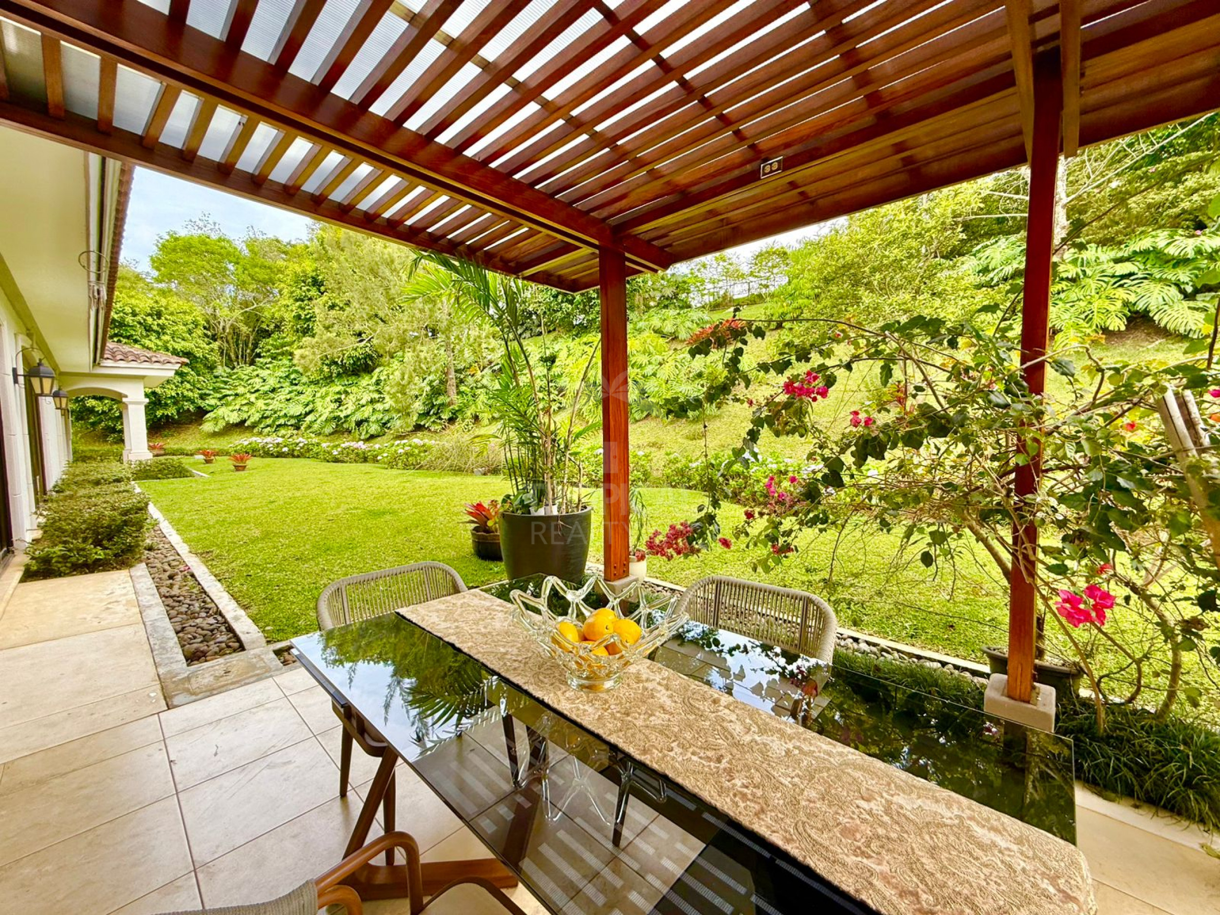 Luxury Single-Story Home in Monterán, Curridabat – 4 Bedrooms, Jacuzzi & 2,800 m² Lot