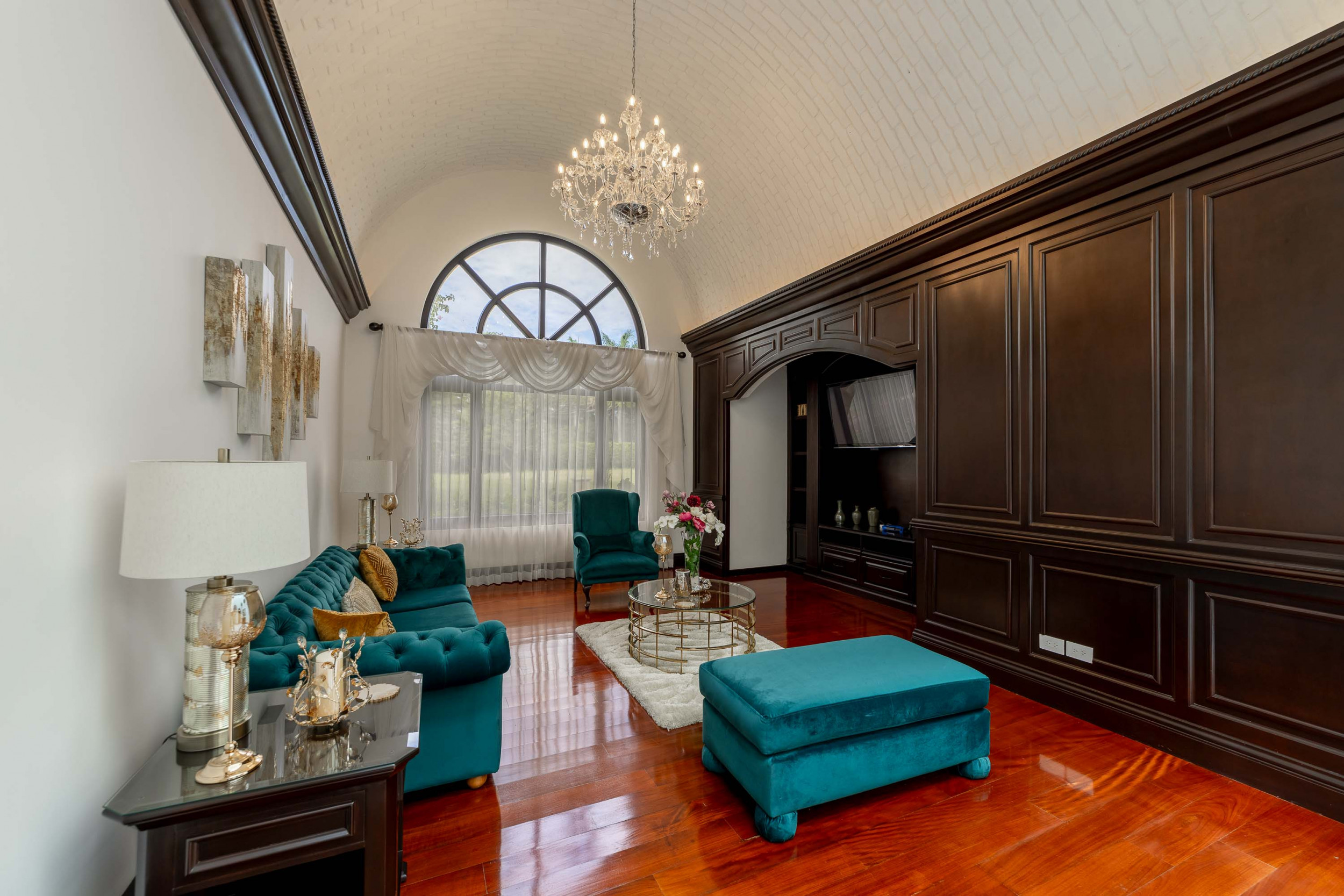 Monteran Luxury Estate: Exquisite 3-Bedroom Residence SOLD