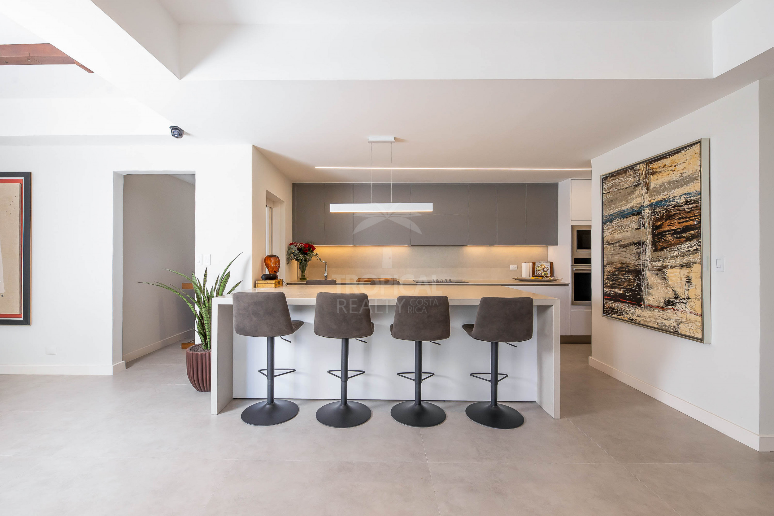 Luxury Apartment for Sale in Rohrmoser – Wraparound Balcony & Park Views