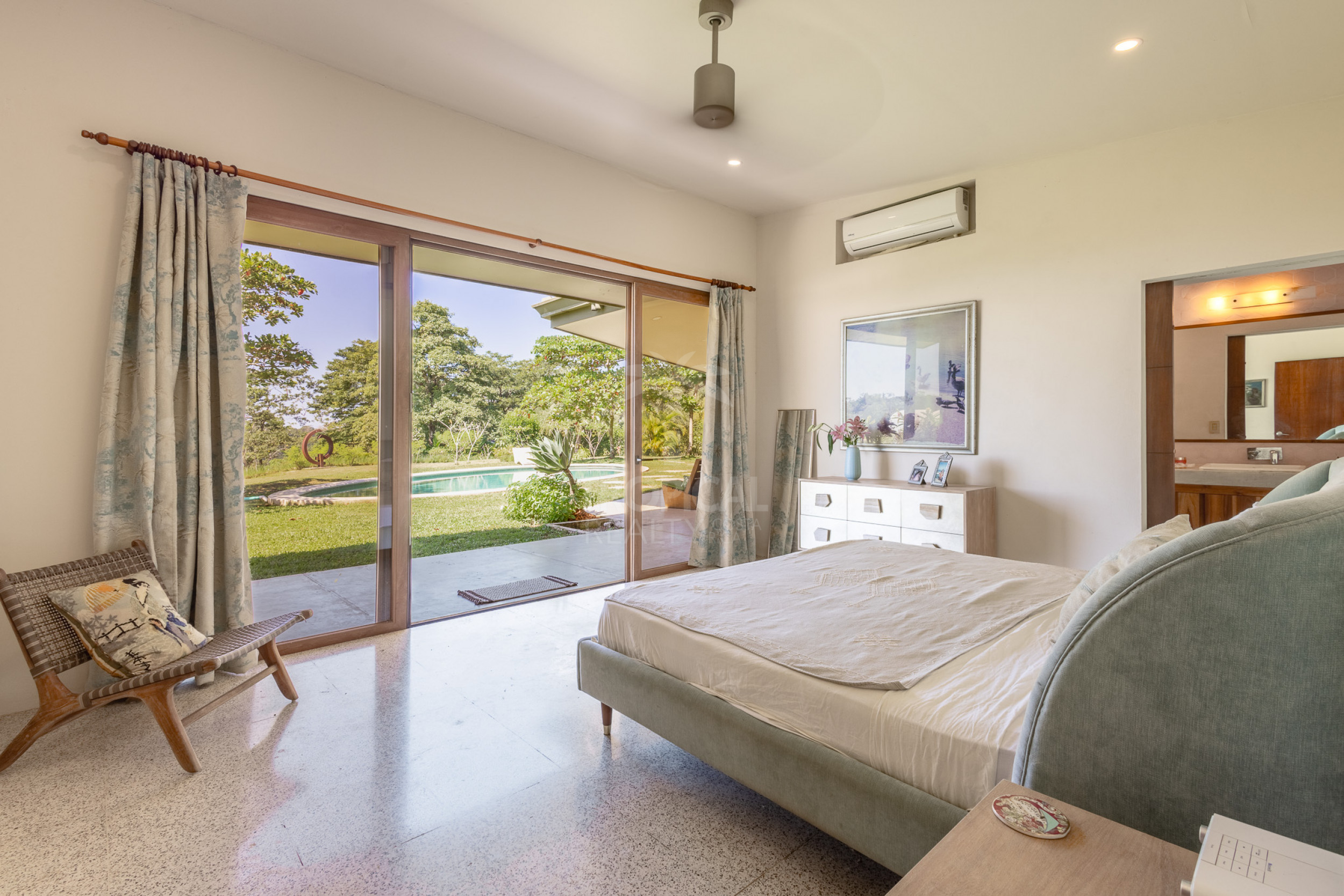 Villa de lujo con vista al mar en condominio cerrado – 3 habitaciones / 3.5 baños, piscina y lote de 5.000 m²