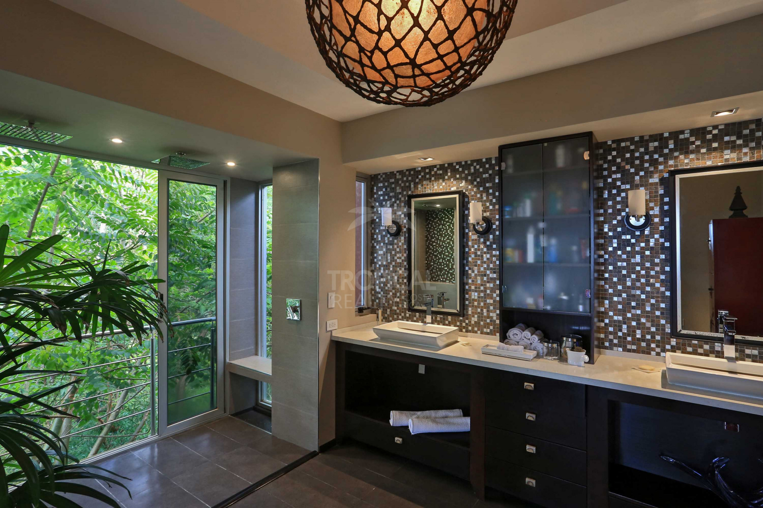 Luxury Home for Sale in Ciudad Colón – Infinity Pool & Forest Views