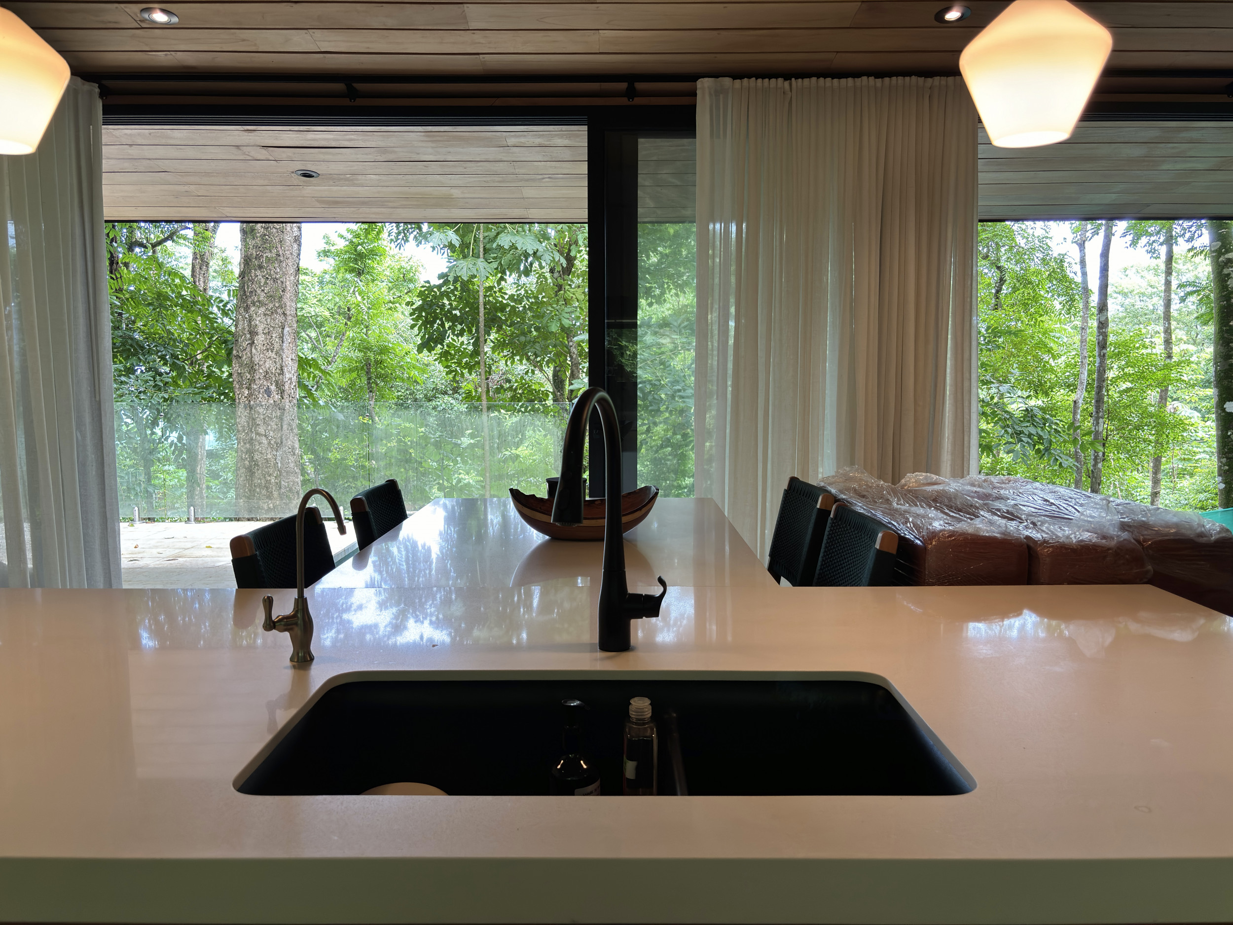 Modern Retreat Surrounded by Lush Nature in Santa Teresa