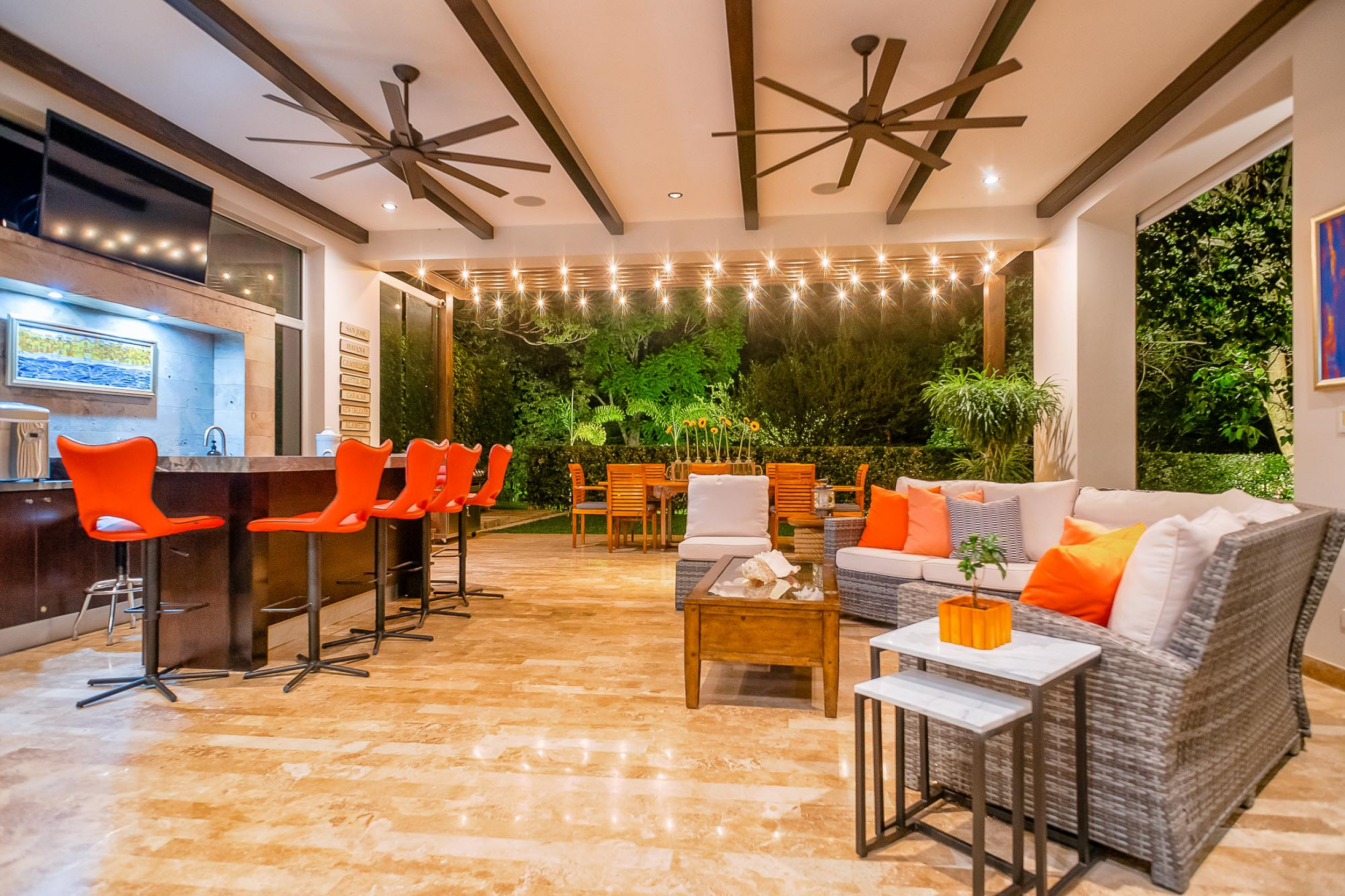 Luxurious Living: Casa Illuminata - Where Contemporary Elegance Meets Natural Splendor