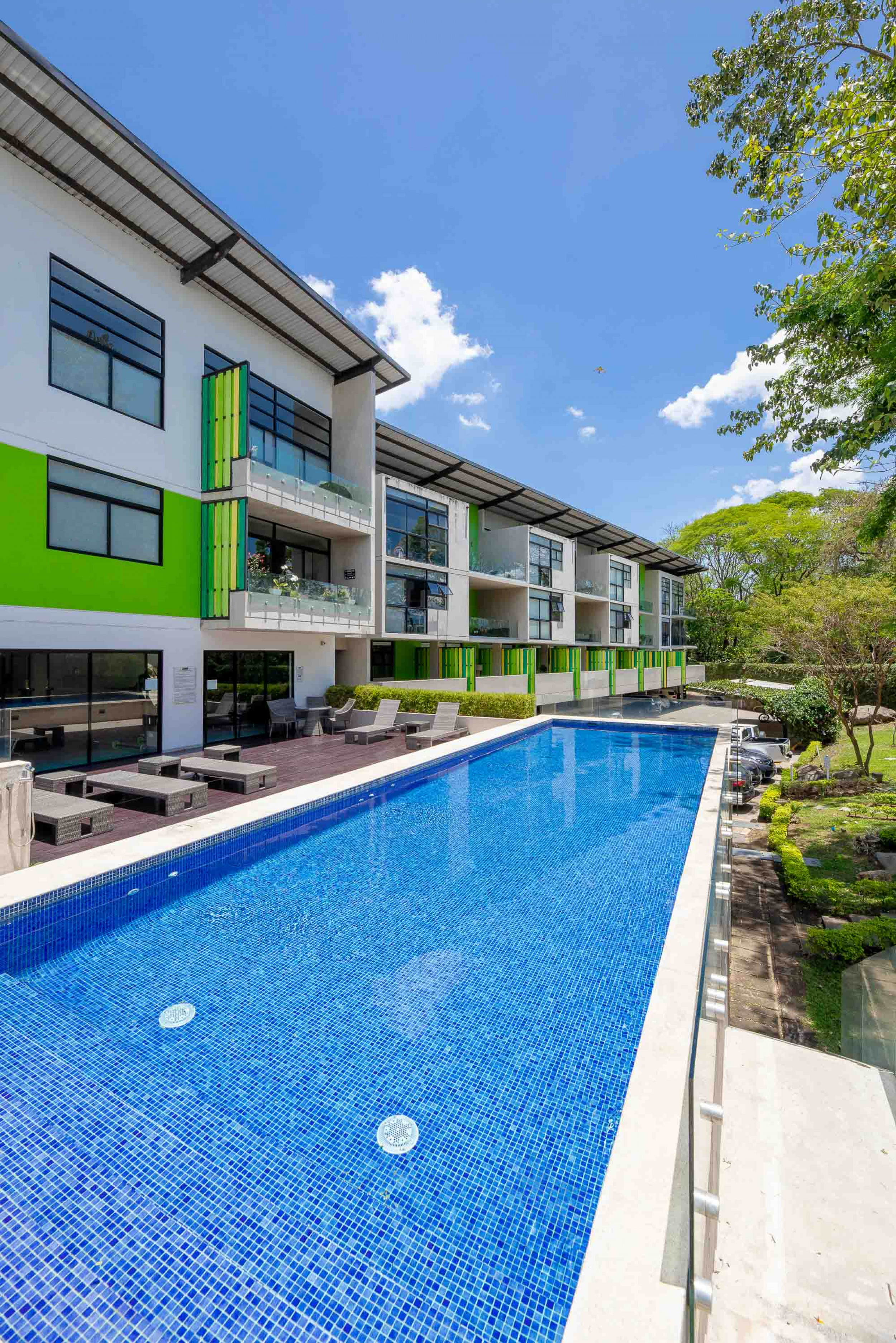 Modern Apartment with Private Garden in Arborea Flats, Santa Ana