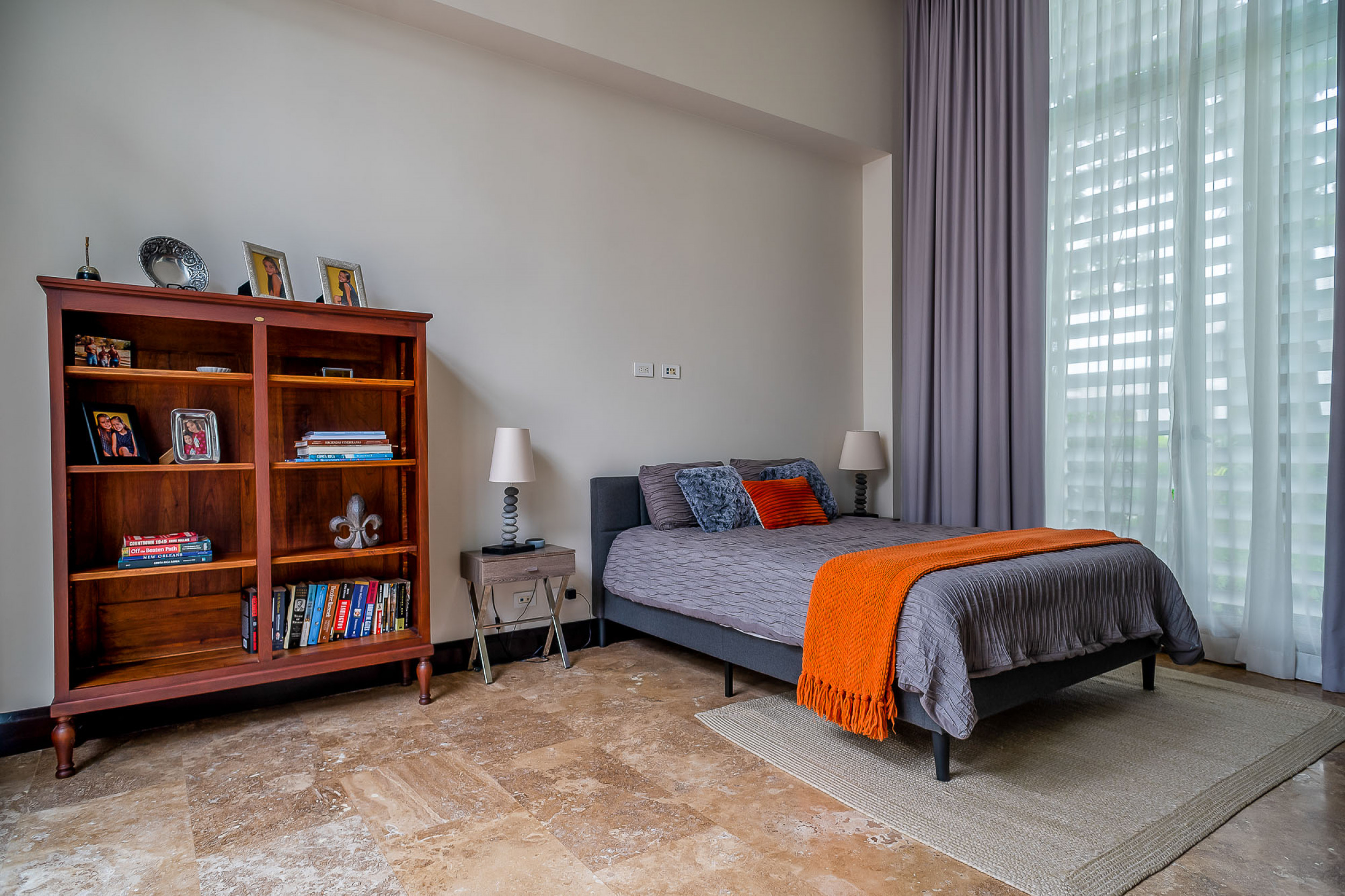 Luxurious Living: Casa Illuminata - Where Contemporary Elegance Meets Natural Splendor