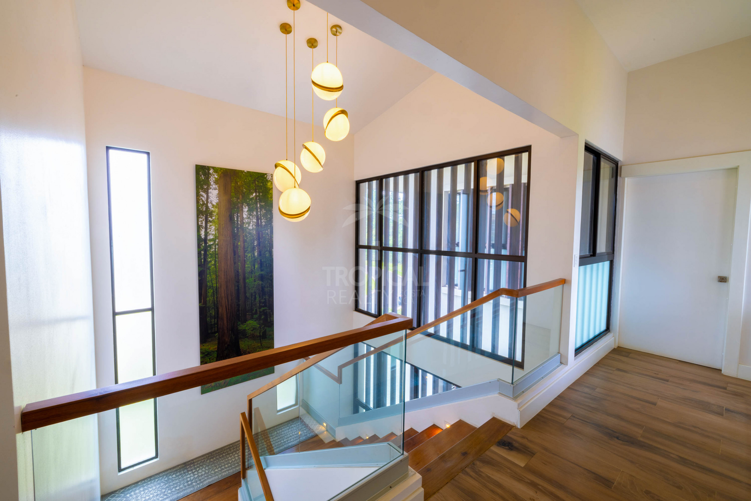 Luxury Residence for Sale in Hacienda Los Reyes – Contemporary Design, Guest Apartment & Exclusive Lifestyle